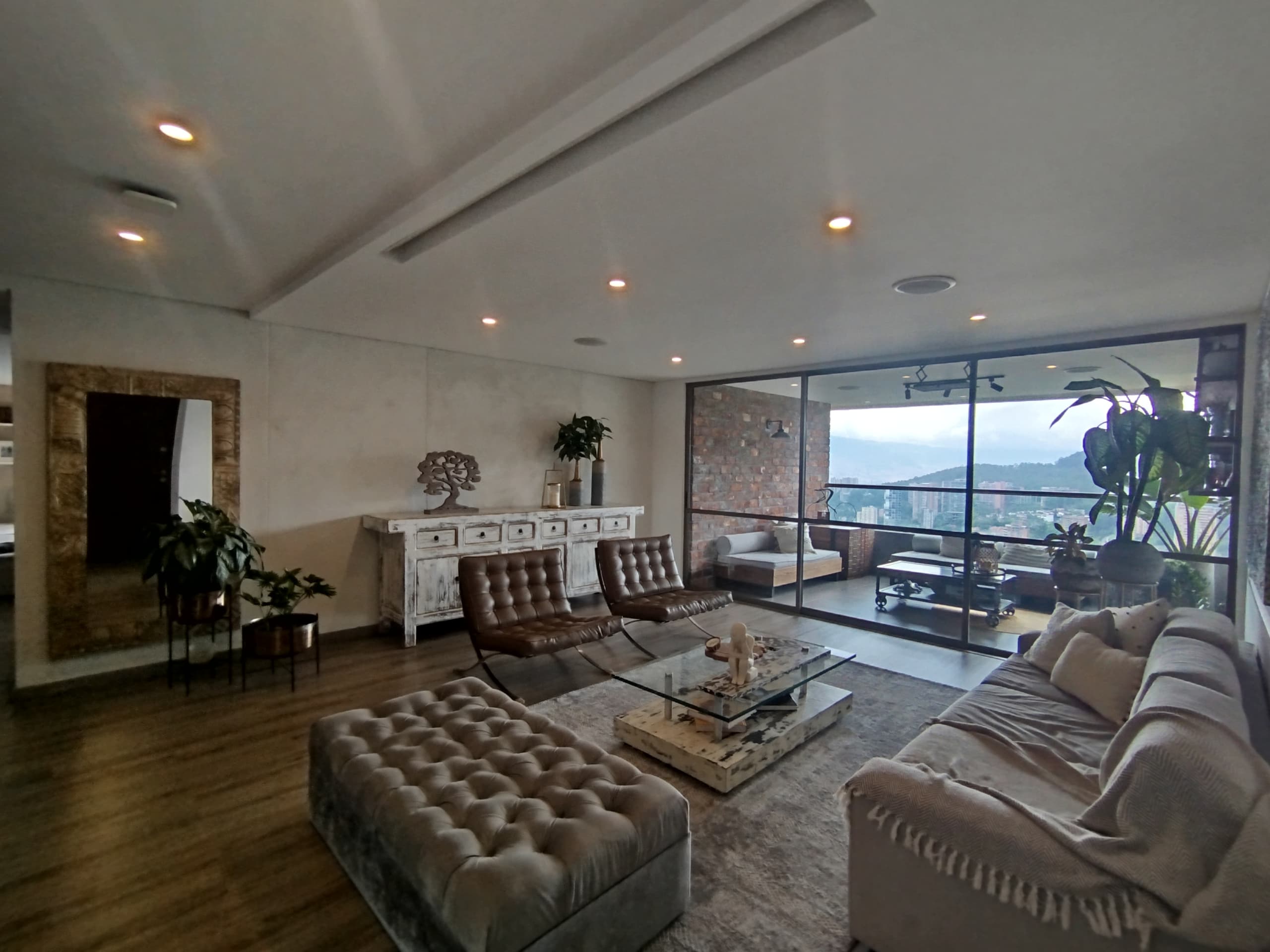 Apartamento en arriendo en La Calera, Poblado, Medellín — foto 1 de 20