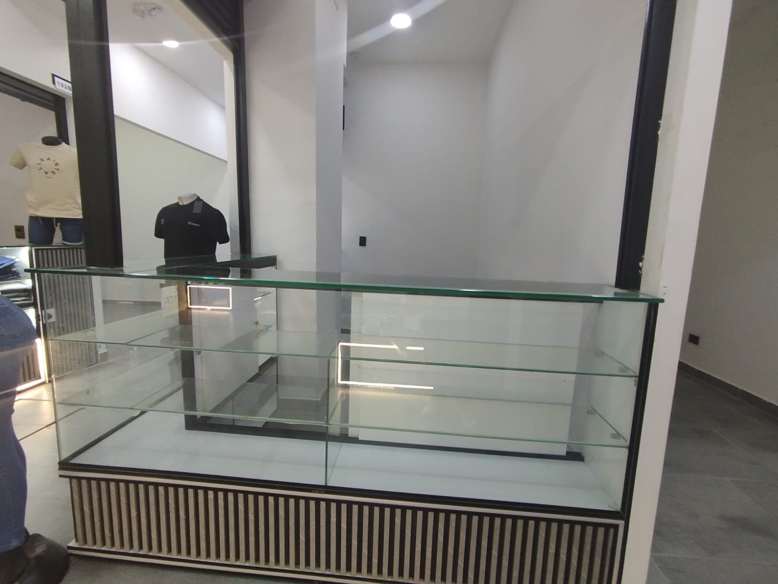 Local en arriendo en Med, Centro, Medellín — foto 1 de 9