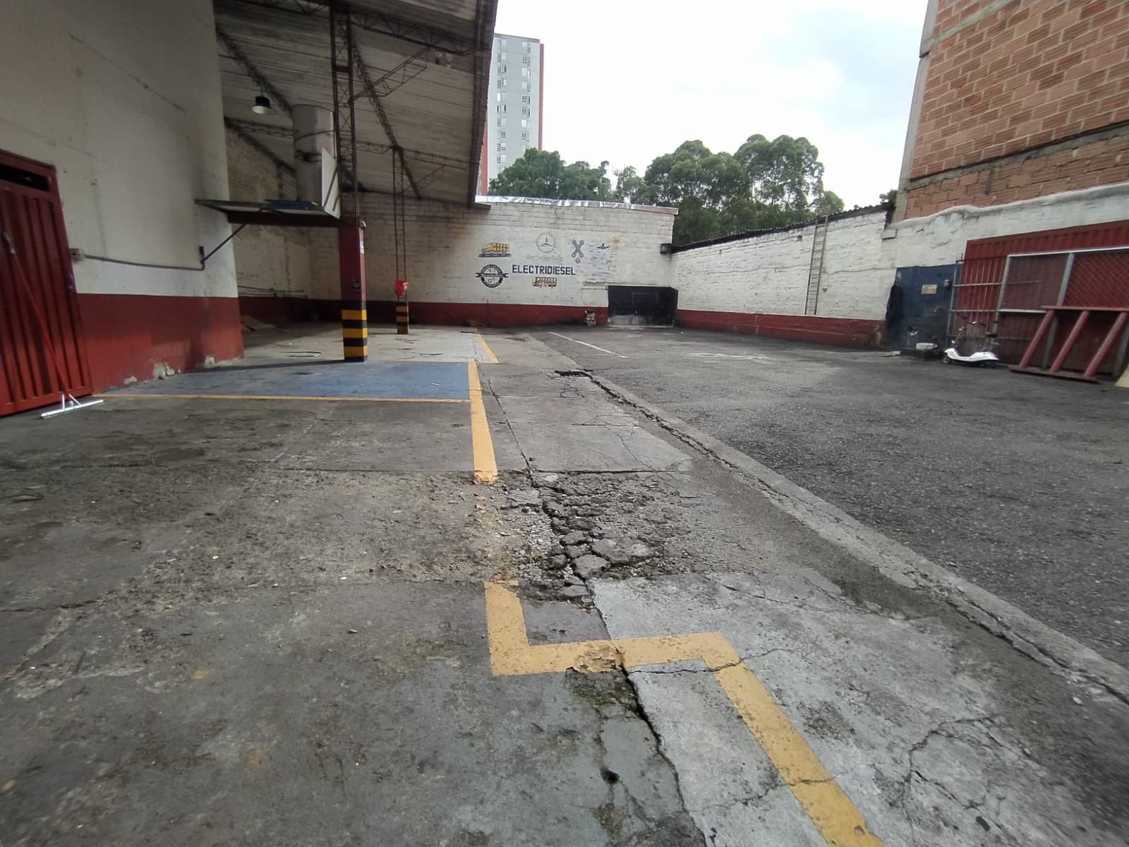 Bodega en arriendo en Los Colores, Laureles, Medellín — foto 1 de 12