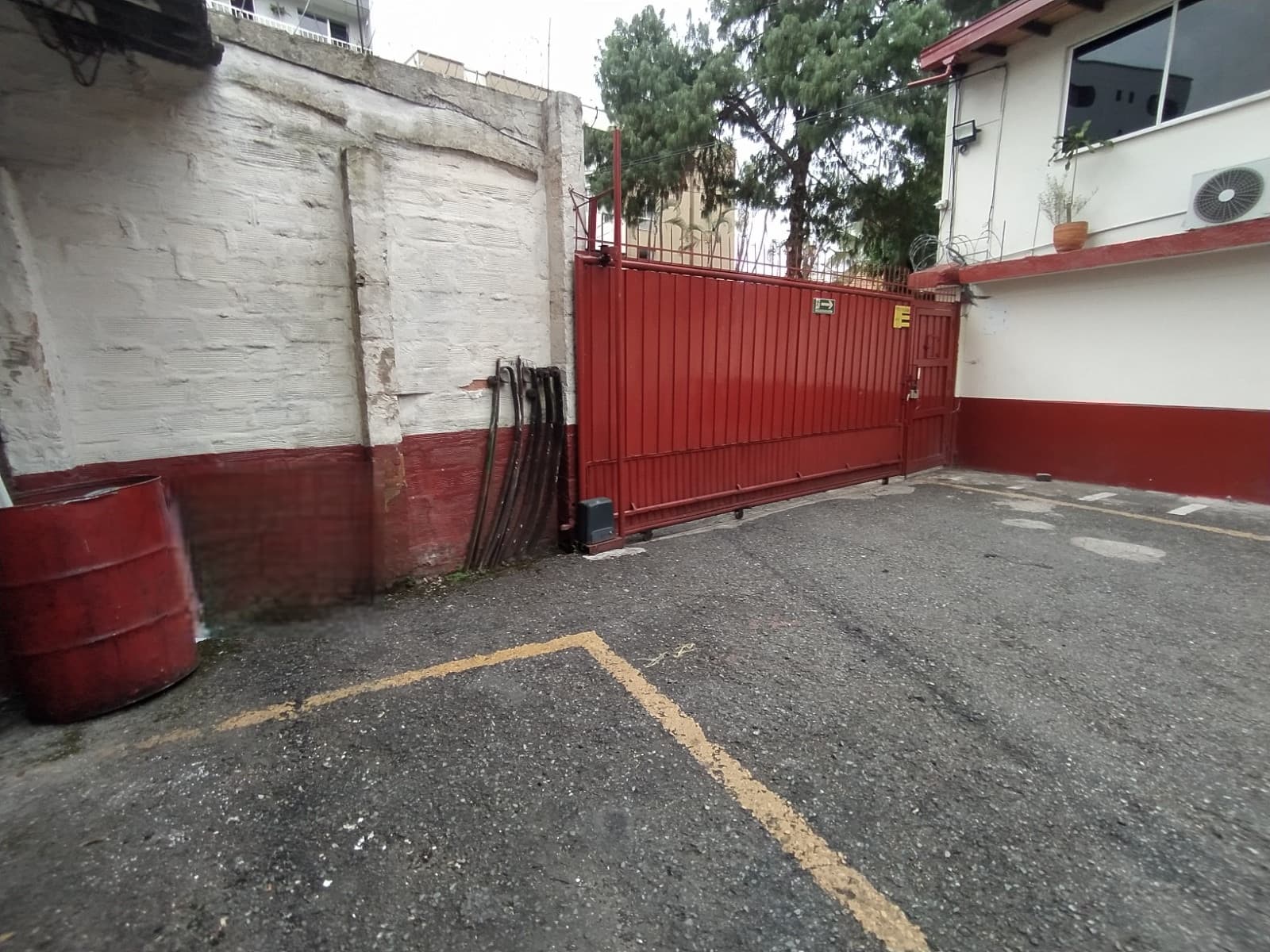 Bodega en arriendo en Los Colores, Laureles, Medellín — foto 3 de 12