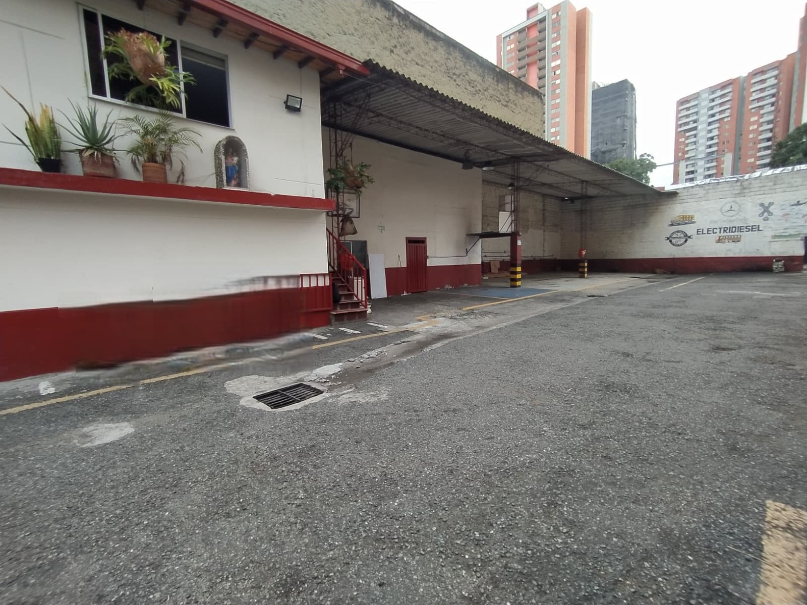 Bodega en arriendo en Los Colores, Laureles, Medellín — foto 4 de 12