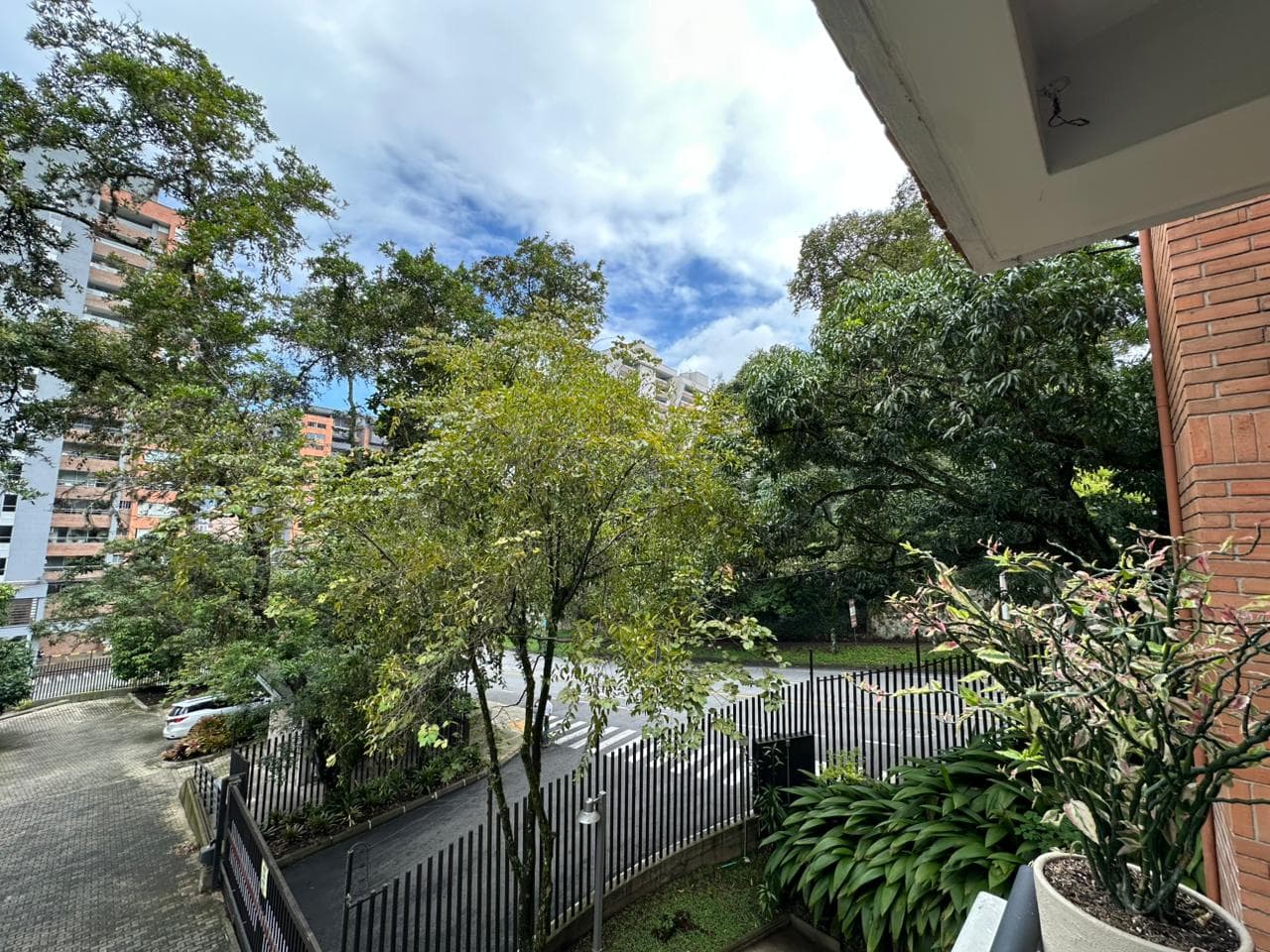 Apartamento en arriendo en Loma De Los Benedictinos, Envigado — foto 1 de 17