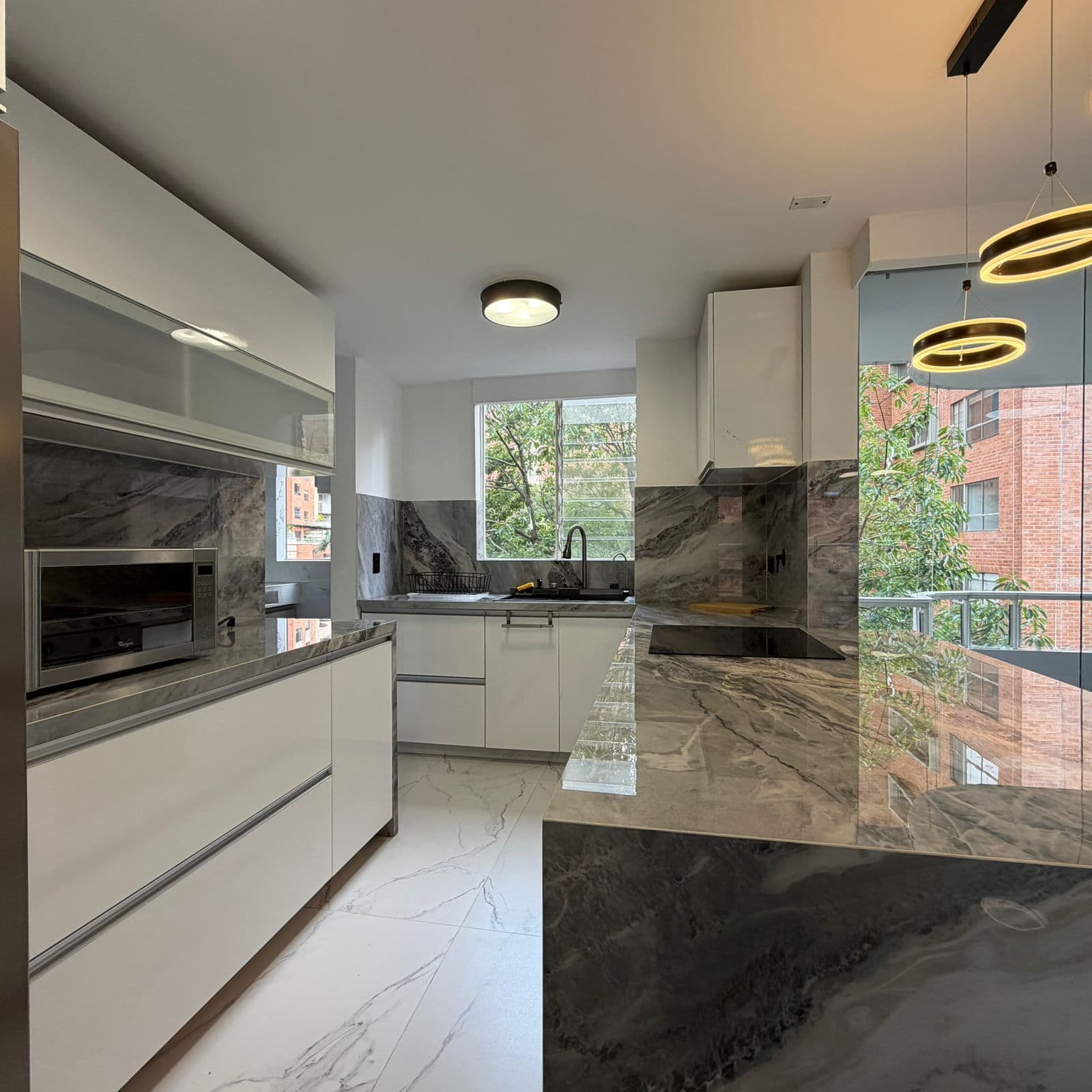 Apartamento en arriendo en Transversal Inferior, Poblado, Medellín — foto 1 de 20