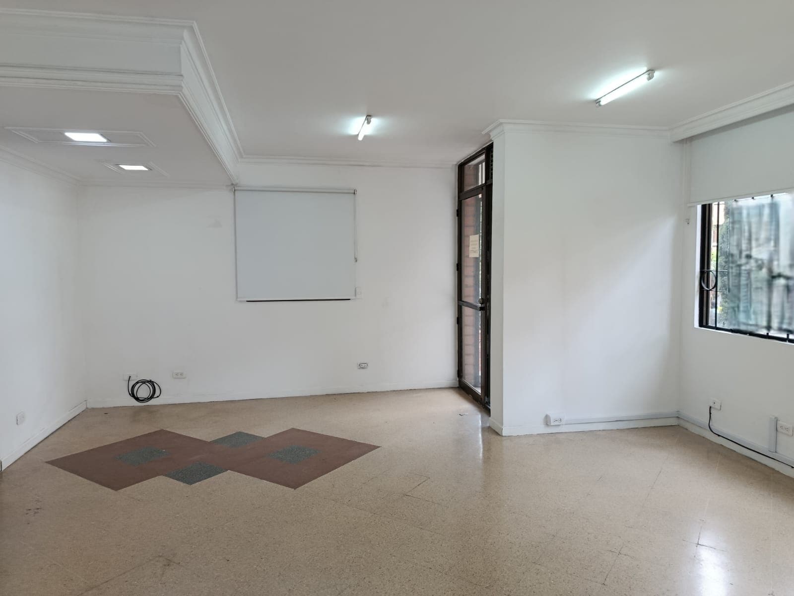 Local en arriendo en Simón Bolívar, La America, Medellín — foto 1 de 13