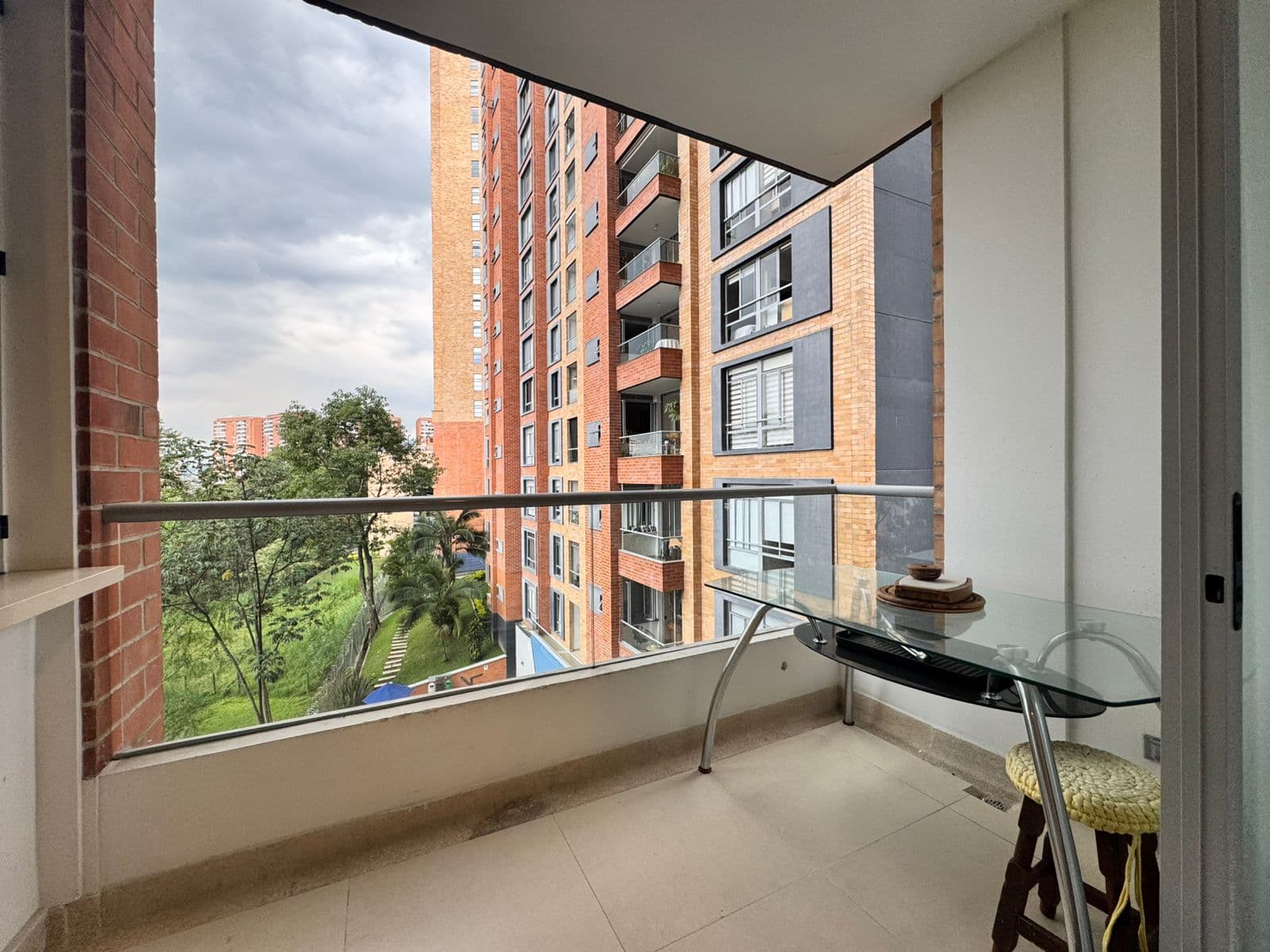 Apartamento en arriendo en Loma De Las Brujas, Envigado — foto 1 de 16
