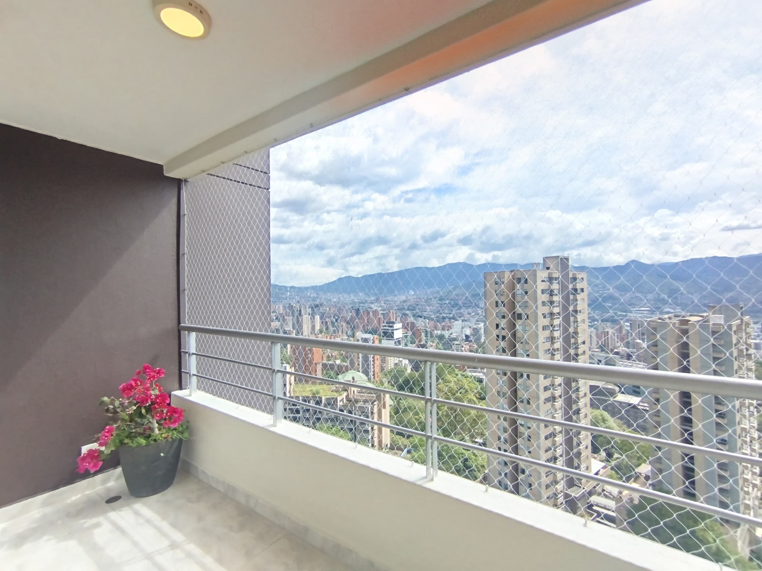 Apartamento en arriendo en Altos Del, Poblado, Medellín — foto 4 de 20