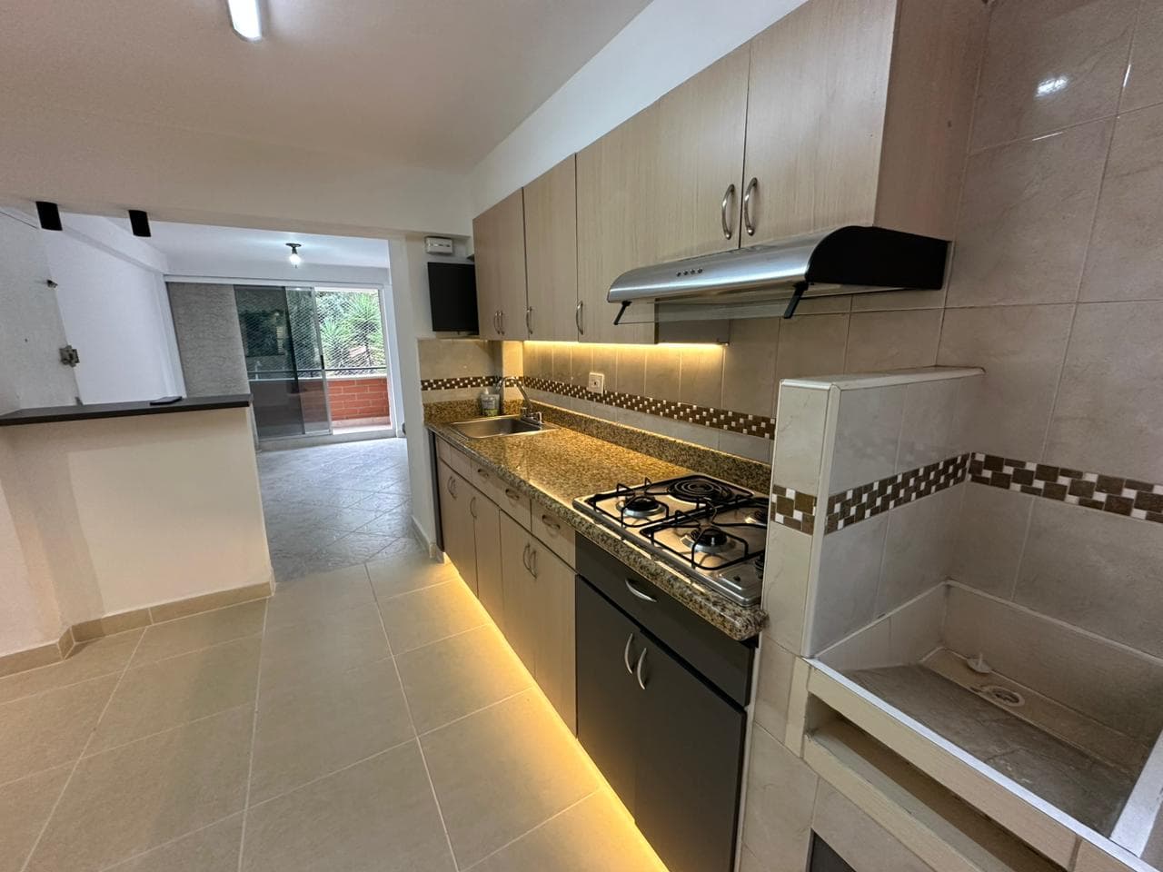 Apartamento en arriendo en Loma De Los Benedictinos, Envigado — foto 5 de 15