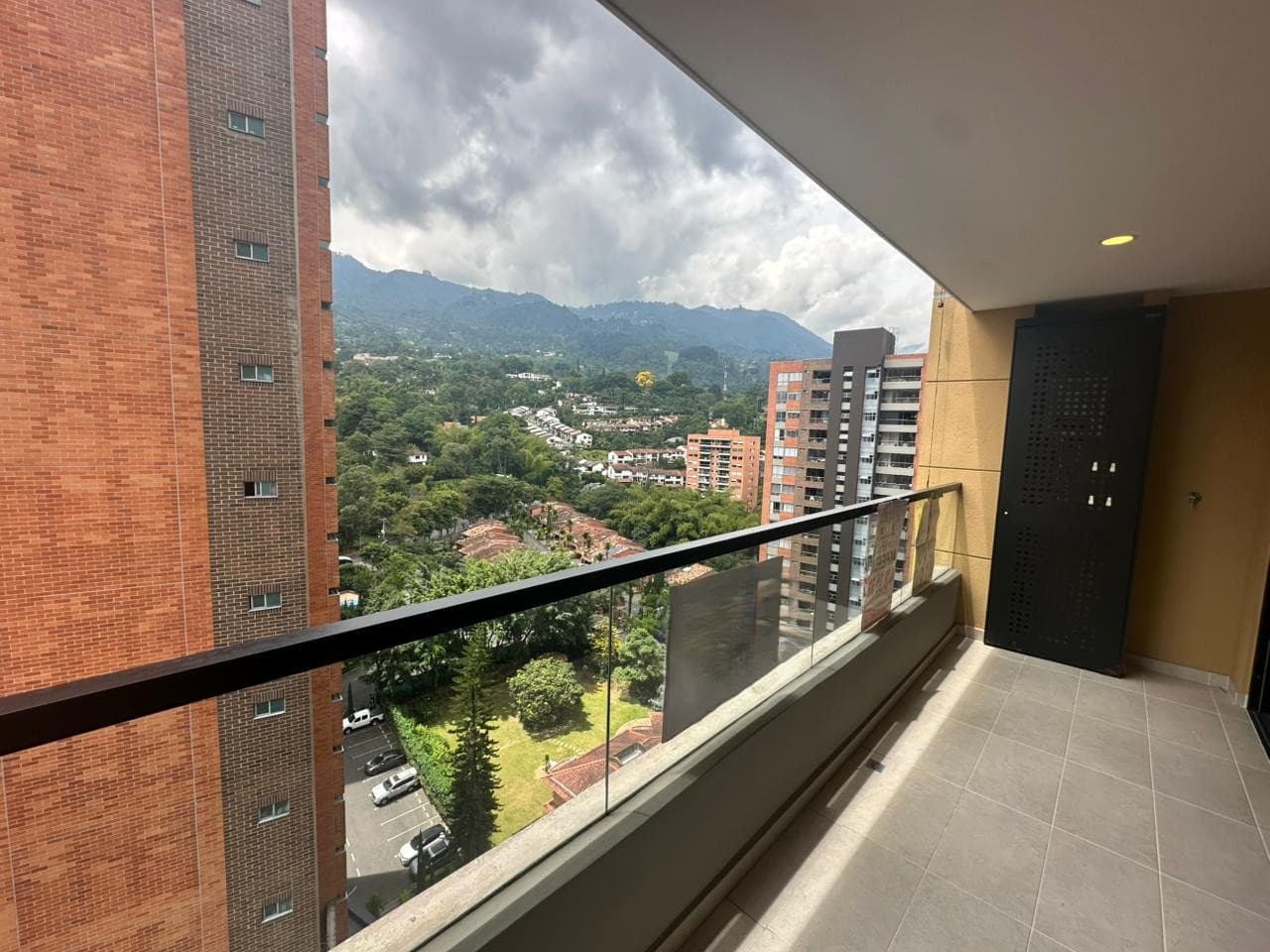 Apartamento en arriendo en Loma De Los Mesa, Envigado — foto 1 de 18