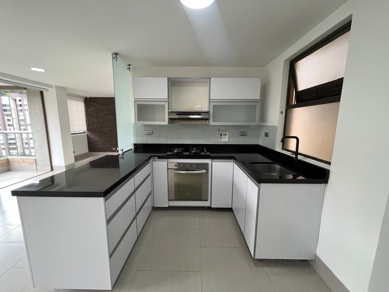 Apartamento en arriendo en Altos Del, Poblado, Medellín — foto 4 de 19