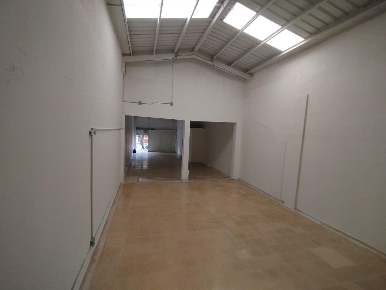 Bodega en arriendo en Boston, Centro, Medellín — foto 1 de 20