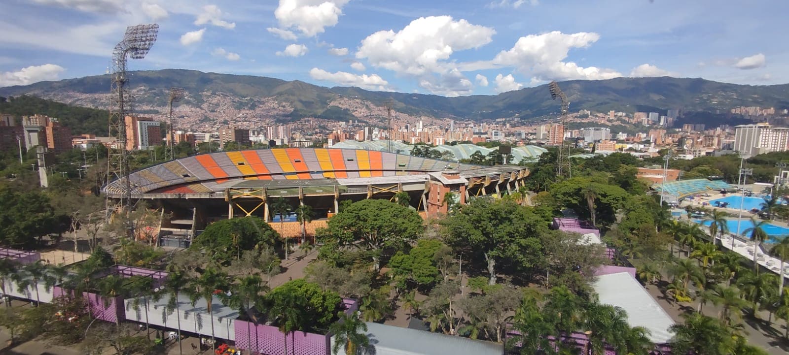 Local en arriendo en Estadio, Laureles, Medellín — foto 1 de 17