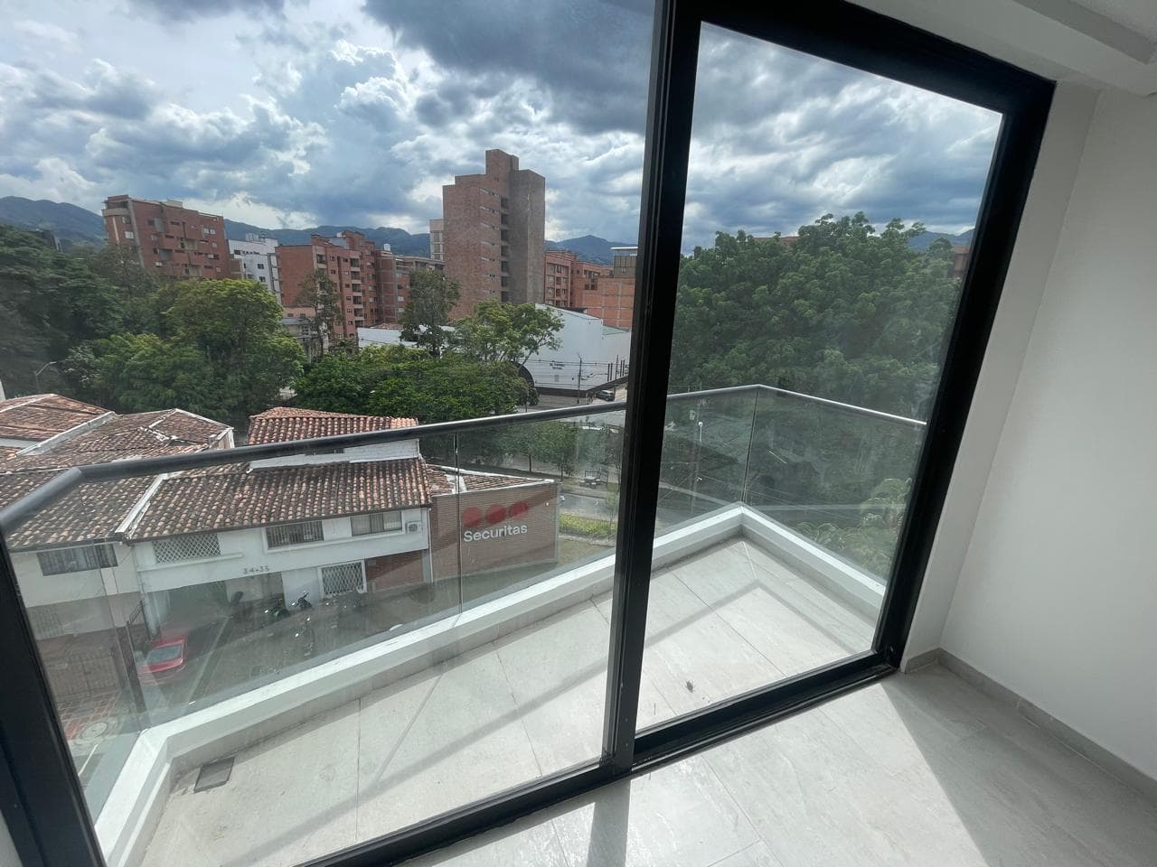Apartamento en arriendo en Los Conquistadores, Laureles, Medellín — foto 1 de 17