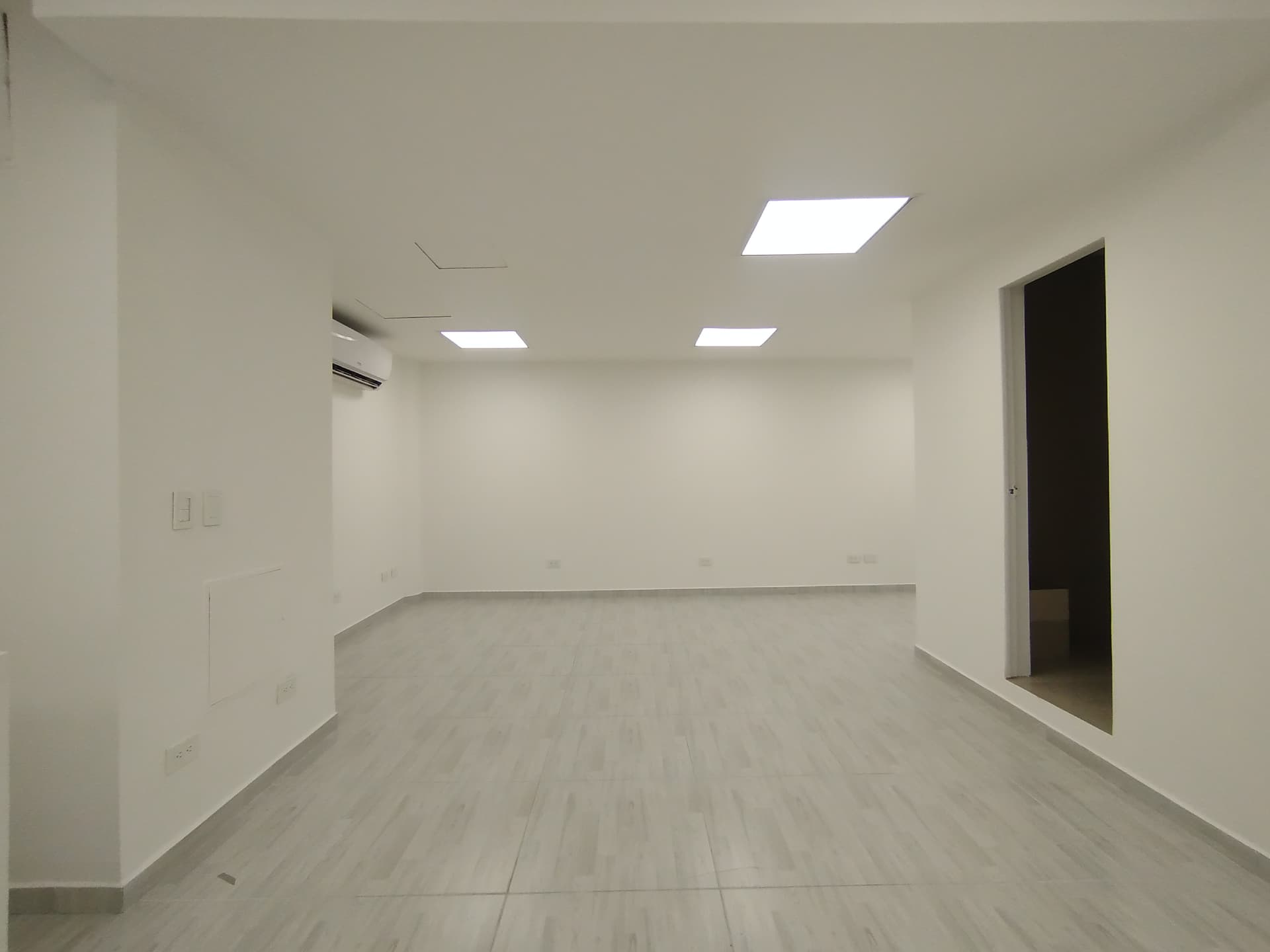 Local en arriendo en Avenida Las Vegas, Poblado, Medellín — foto 1 de 13