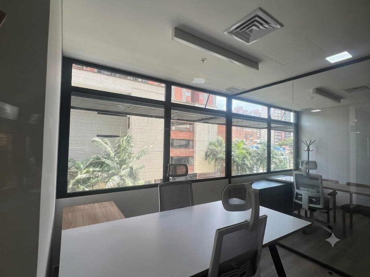 Oficina en arriendo en Los Colores, Laureles, Medellín — foto 1 de 11