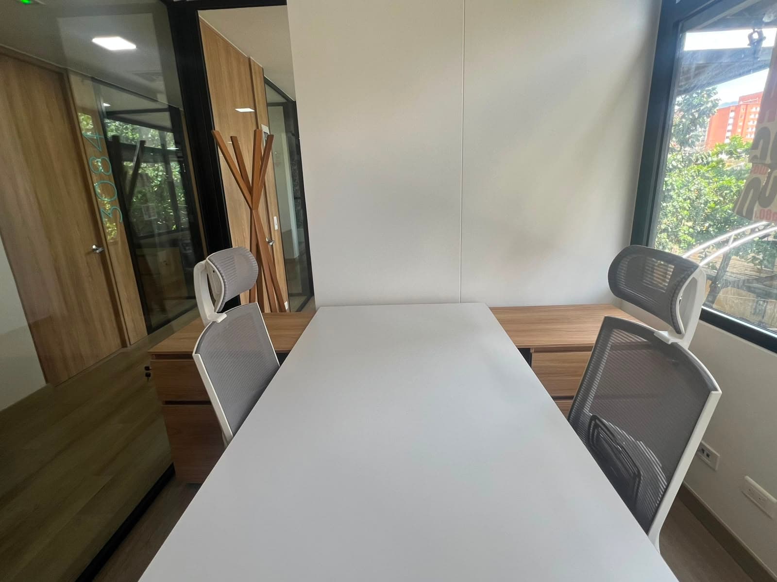 Oficina en arriendo en Los Colores, Laureles, Medellín — foto 2 de 11