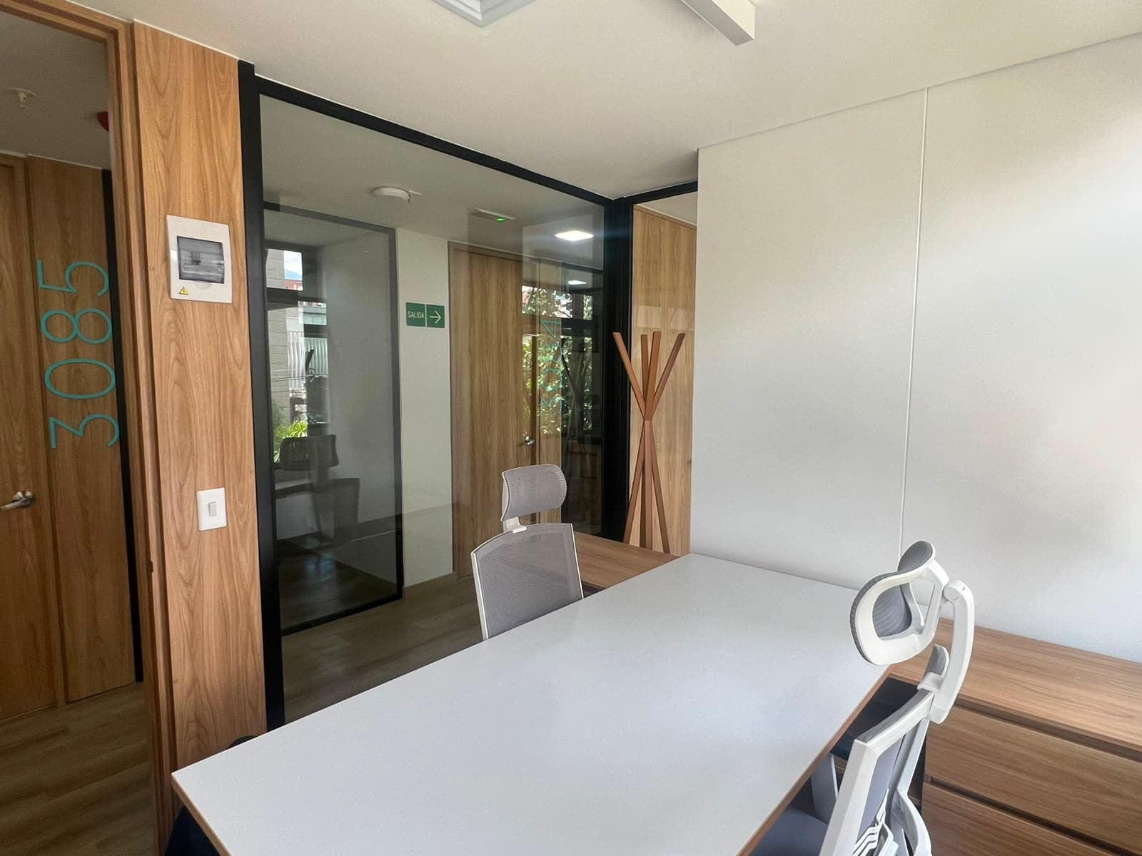 Oficina en arriendo en Los Colores, Laureles, Medellín — foto 3 de 11