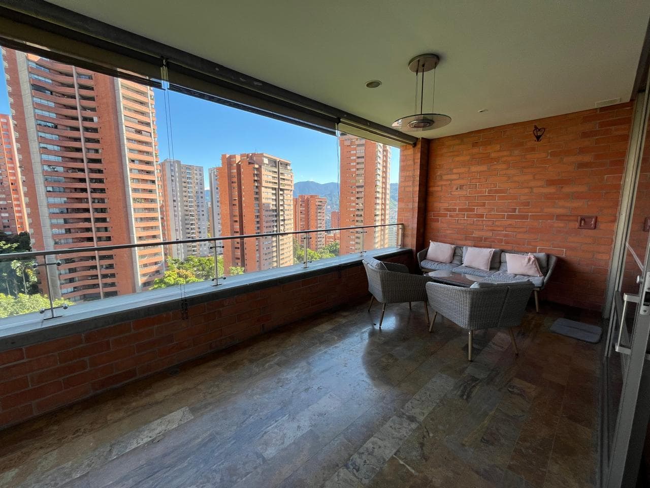 Apartamento en arriendo en La Tomatera, Poblado, Medellín — foto 1 de 20