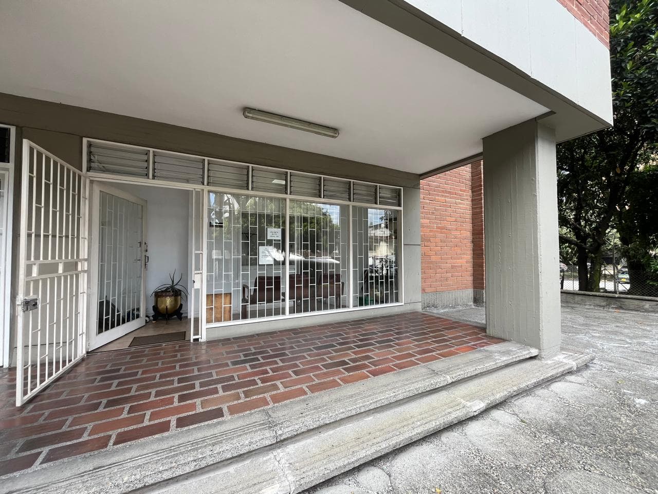Local en arriendo en Suramericana, Laureles, Medellín — foto 1 de 15