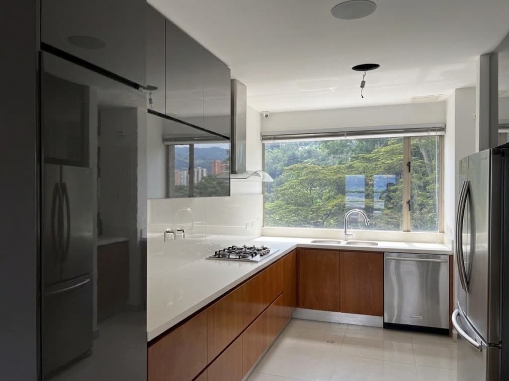 Apartamento en arriendo en La Cola Del Zorro, Poblado, Medellín — foto 1 de 20