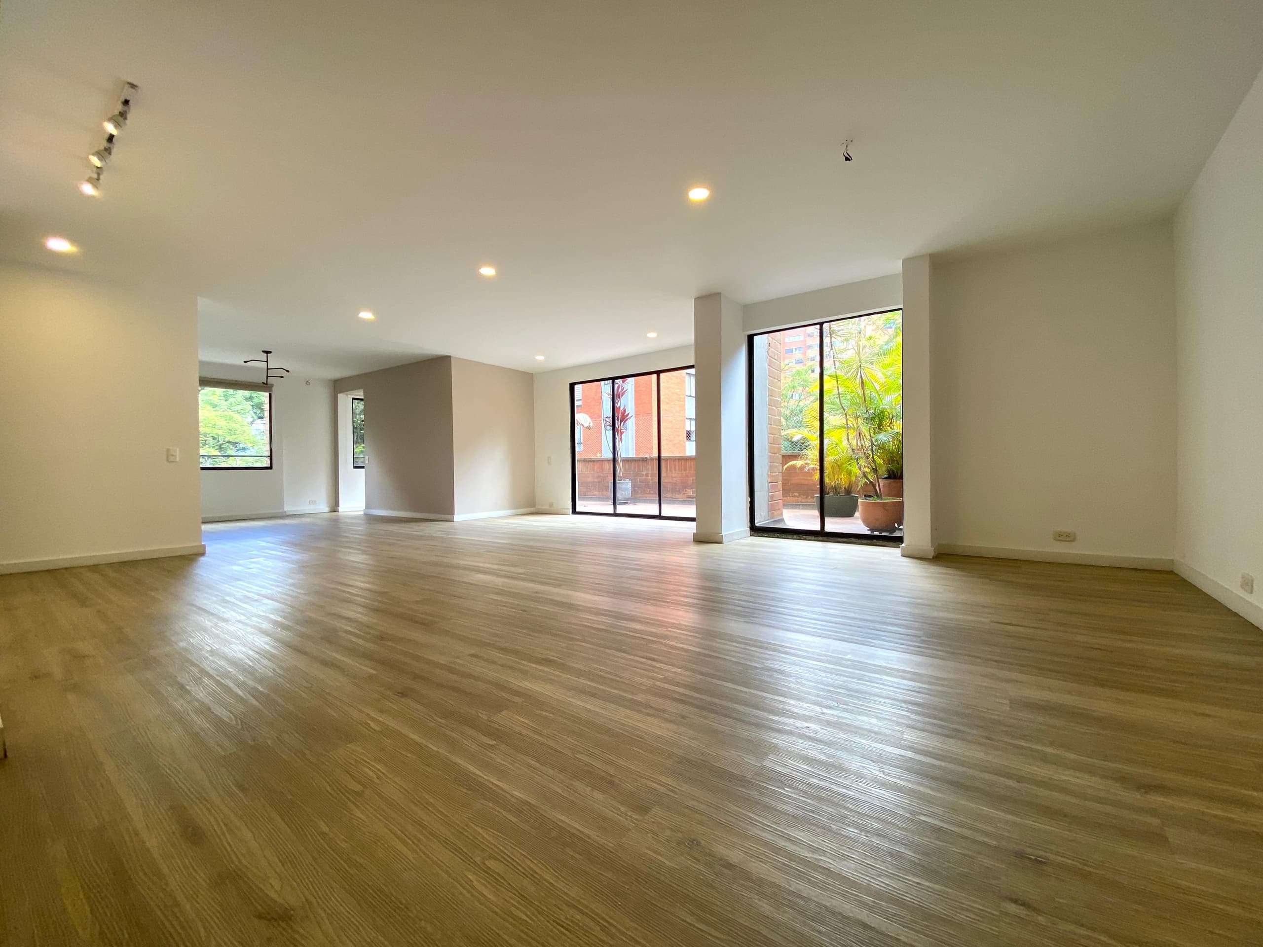 Apartamento en arriendo en La Tomatera, Poblado, Medellín — foto 1 de 20