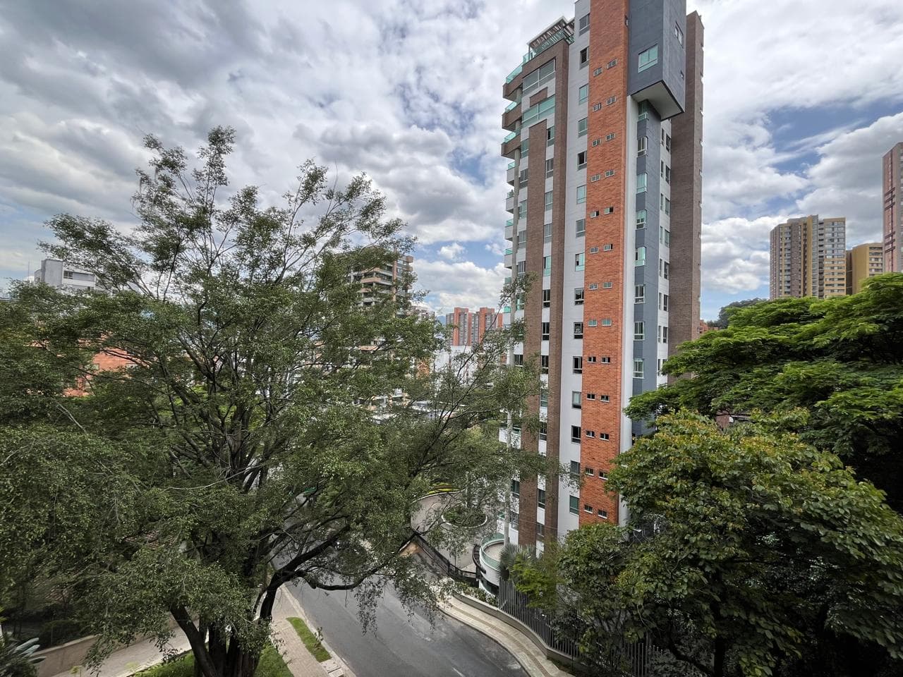 Apartamento en arriendo en Castropol, Poblado, Medellín — foto 1 de 19