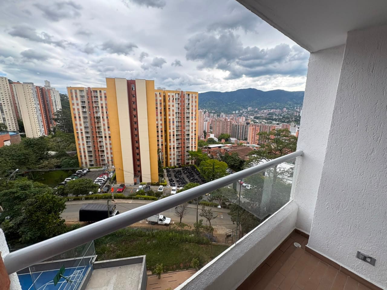 Apartamento en arriendo en La Cuenca, Envigado — foto 1 de 16