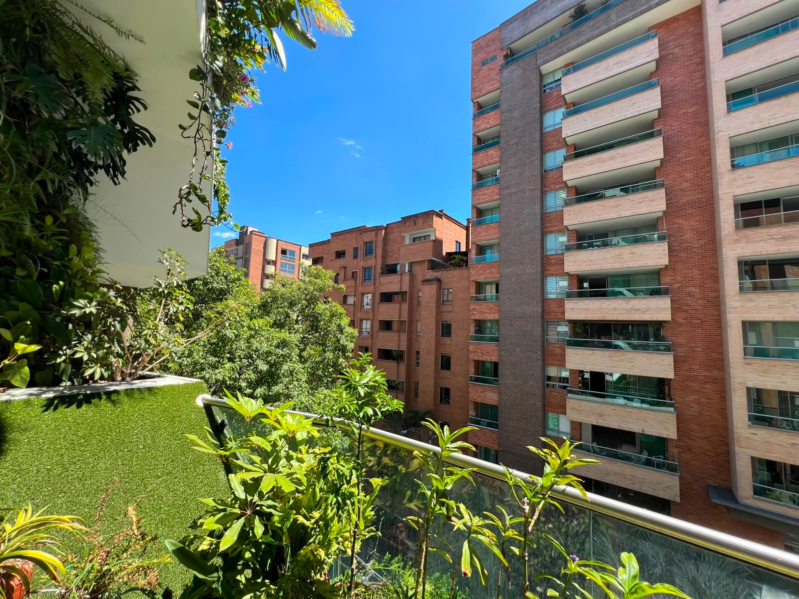 Apartamento en arriendo en Santa Teresita, La America, Medellín — foto 1 de 16