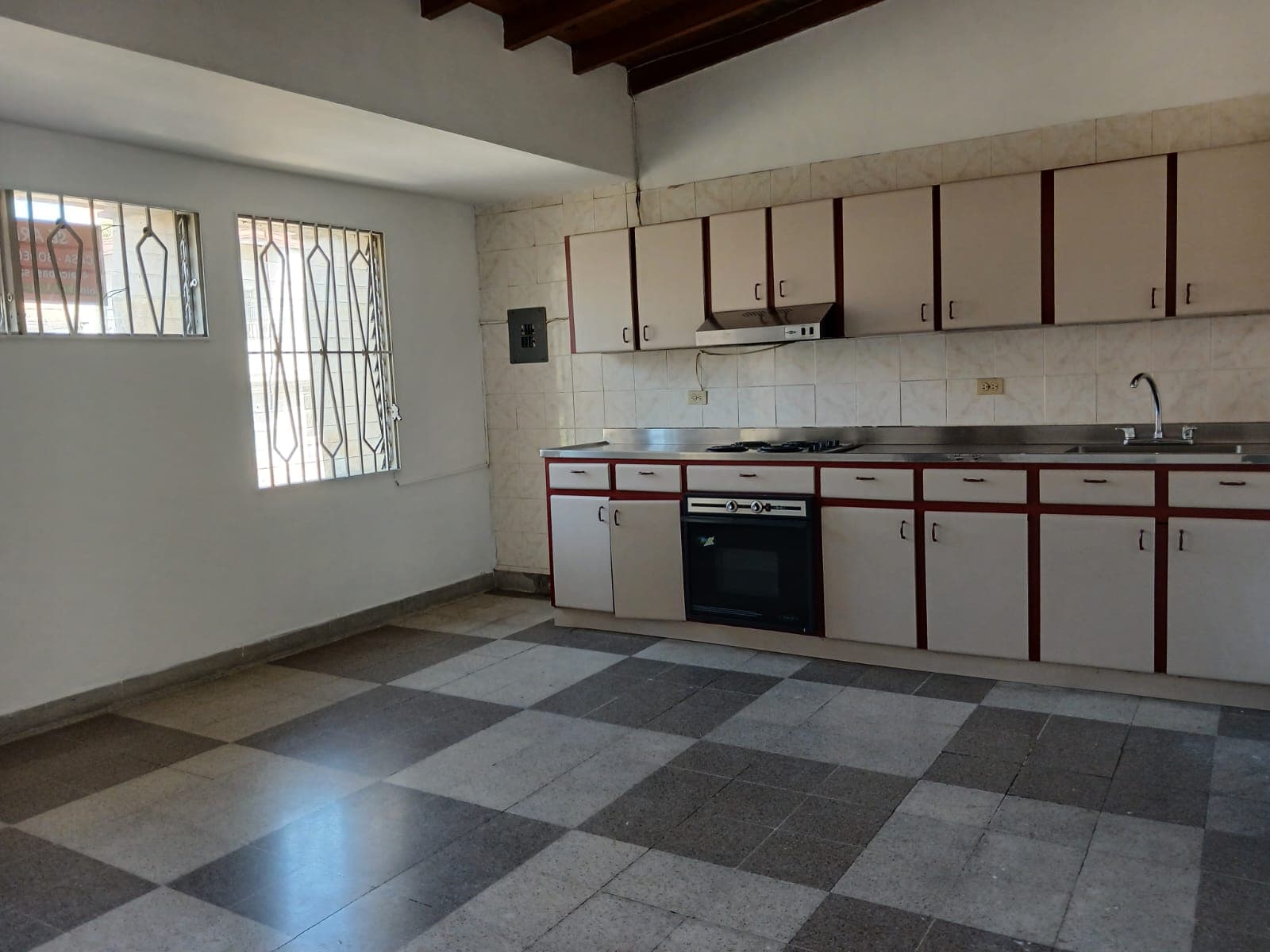 Casa Comercial en arriendo en Simón Bolívar, La America, Medellín — foto 2 de 17