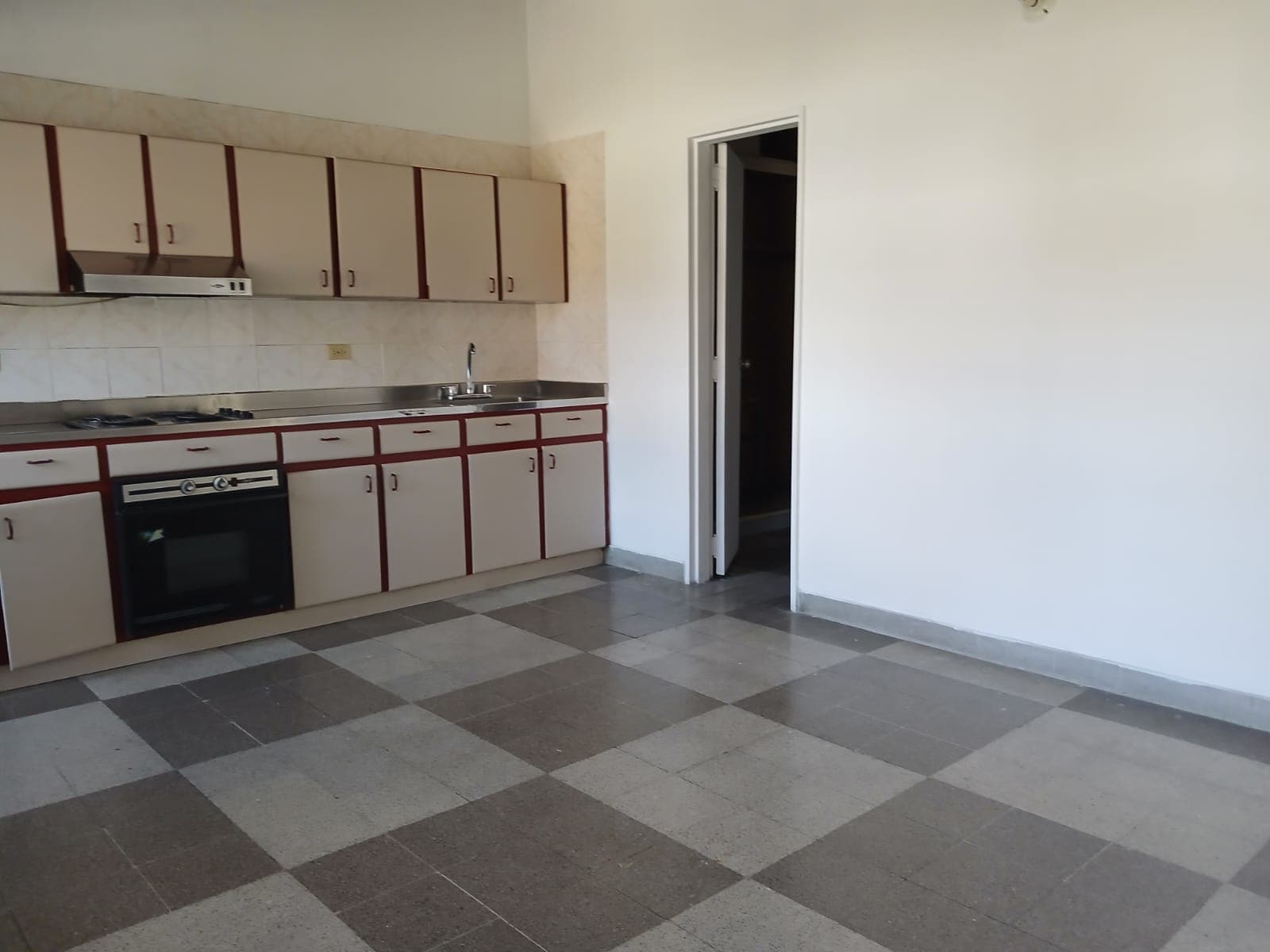 Casa Comercial en arriendo en Simón Bolívar, La America, Medellín — foto 3 de 17