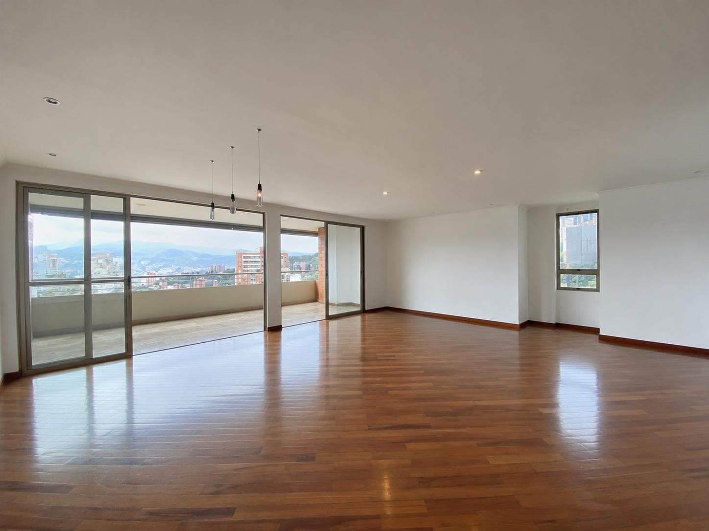 Apartamento en arriendo en La Calera, Poblado, Medellín — foto 1 de 20