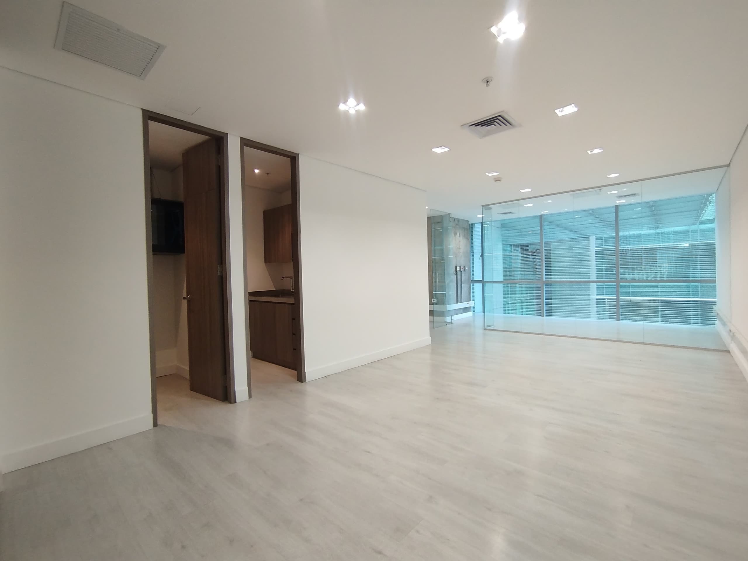 Oficina en arriendo en Milla De Oro, Poblado, Medellín — foto 2 de 14