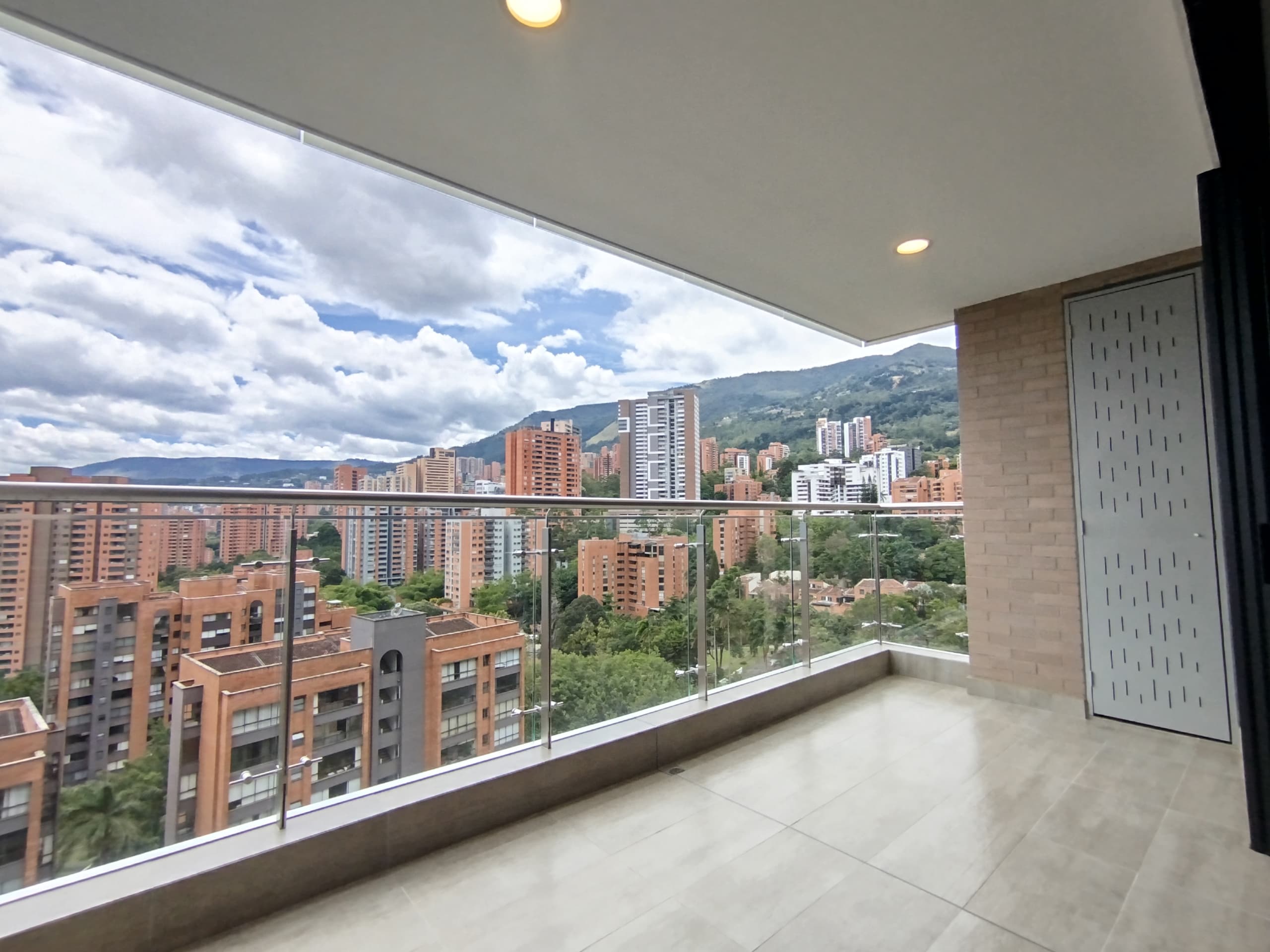 Apartamento en arriendo en Los Balsos, Poblado, Medellín — foto 2 de 20