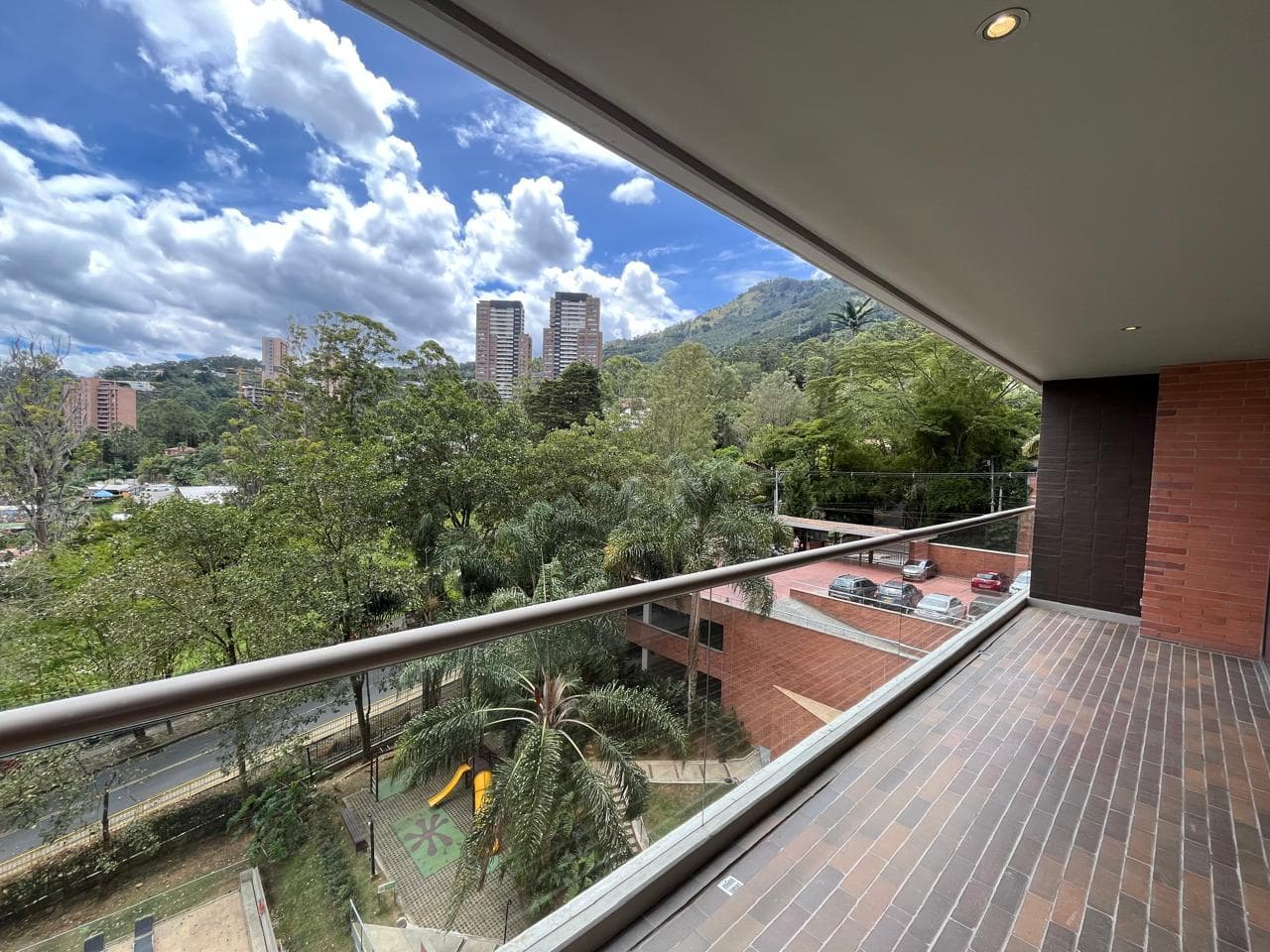 Apartamento en arriendo en La Cola Del Zorro, Poblado, Medellín — foto 1 de 20