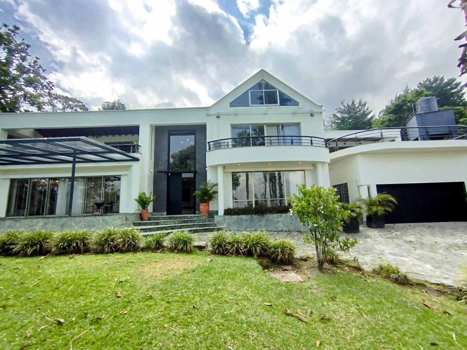 Casa Vivienda en arriendo en San Lucas, Poblado, Medellín — foto 1 de 20