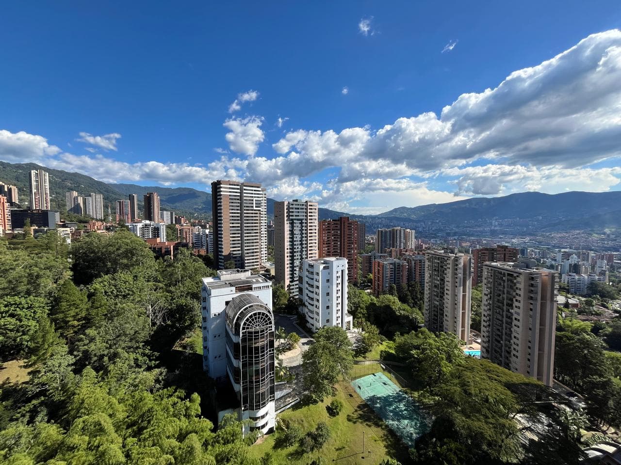 Apartamento en arriendo en Los Gonzalez, Poblado, Medellín — foto 1 de 20