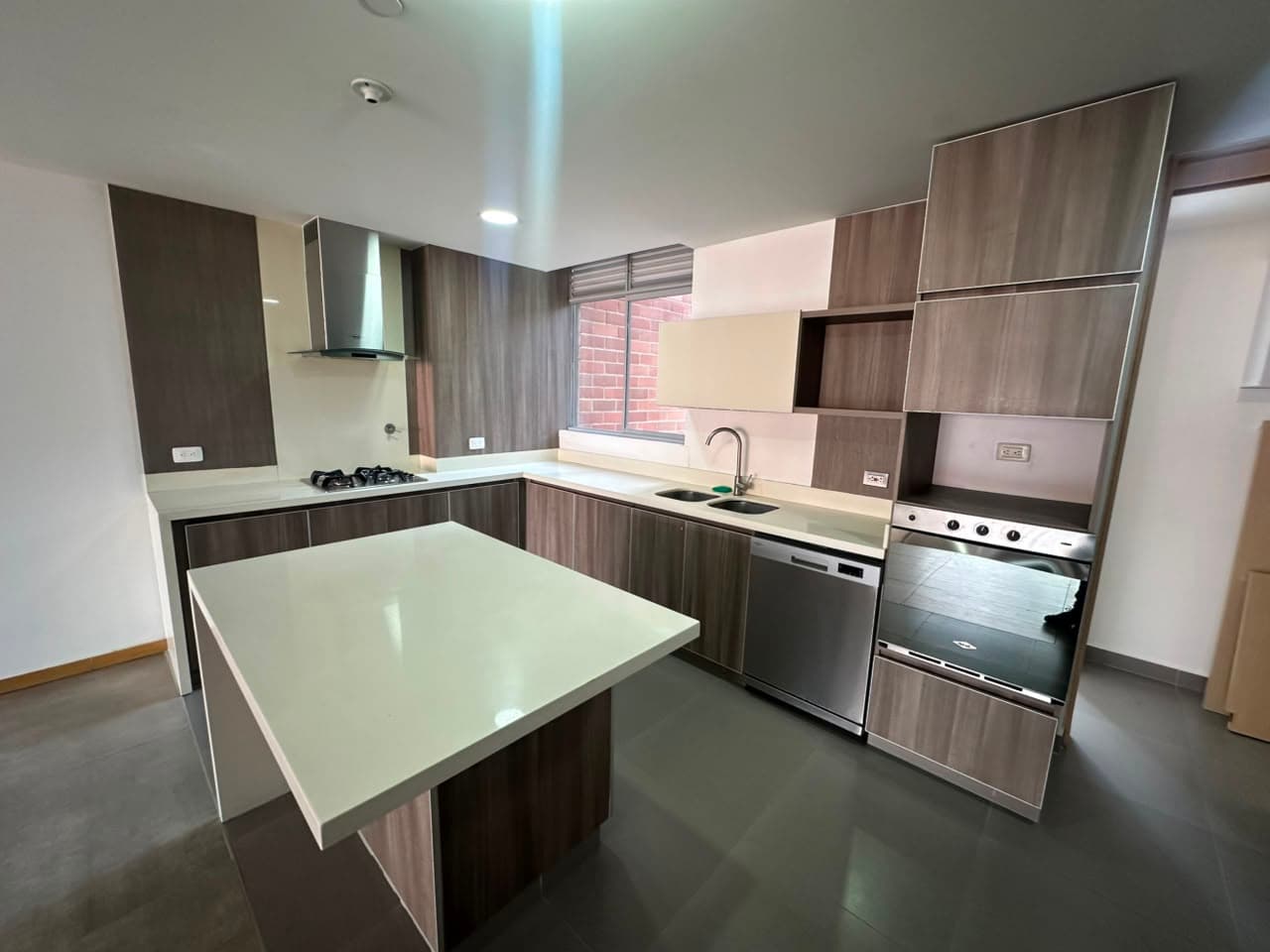 Apartamento en arriendo en Loma De Las Brujas, Envigado — foto 1 de 20