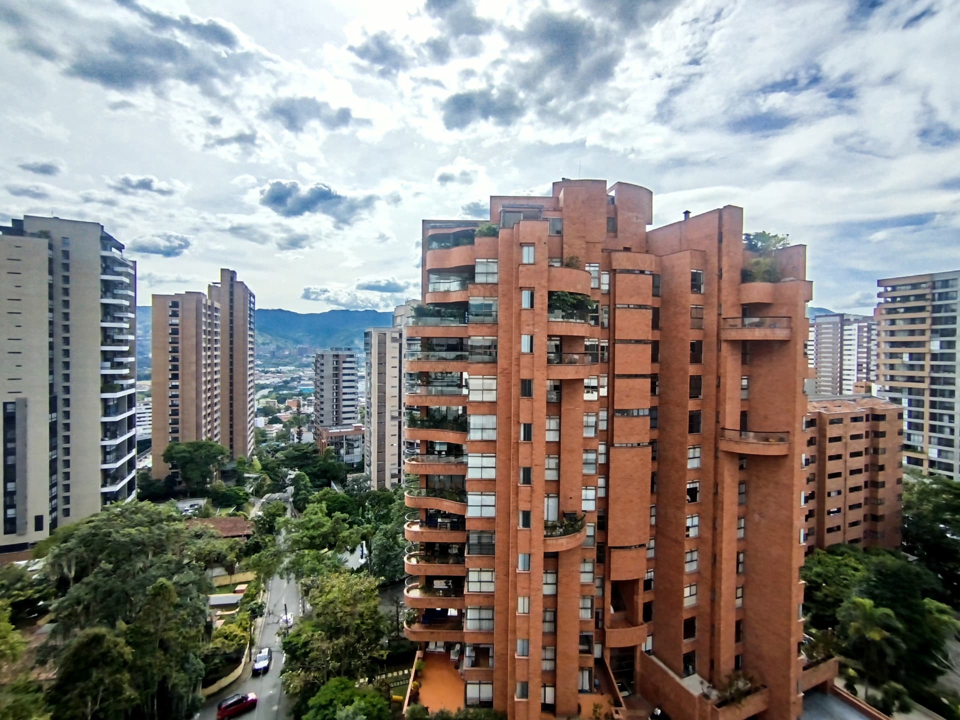 Apartamento en arriendo en Lalinde, Poblado, Medellín — foto 1 de 20