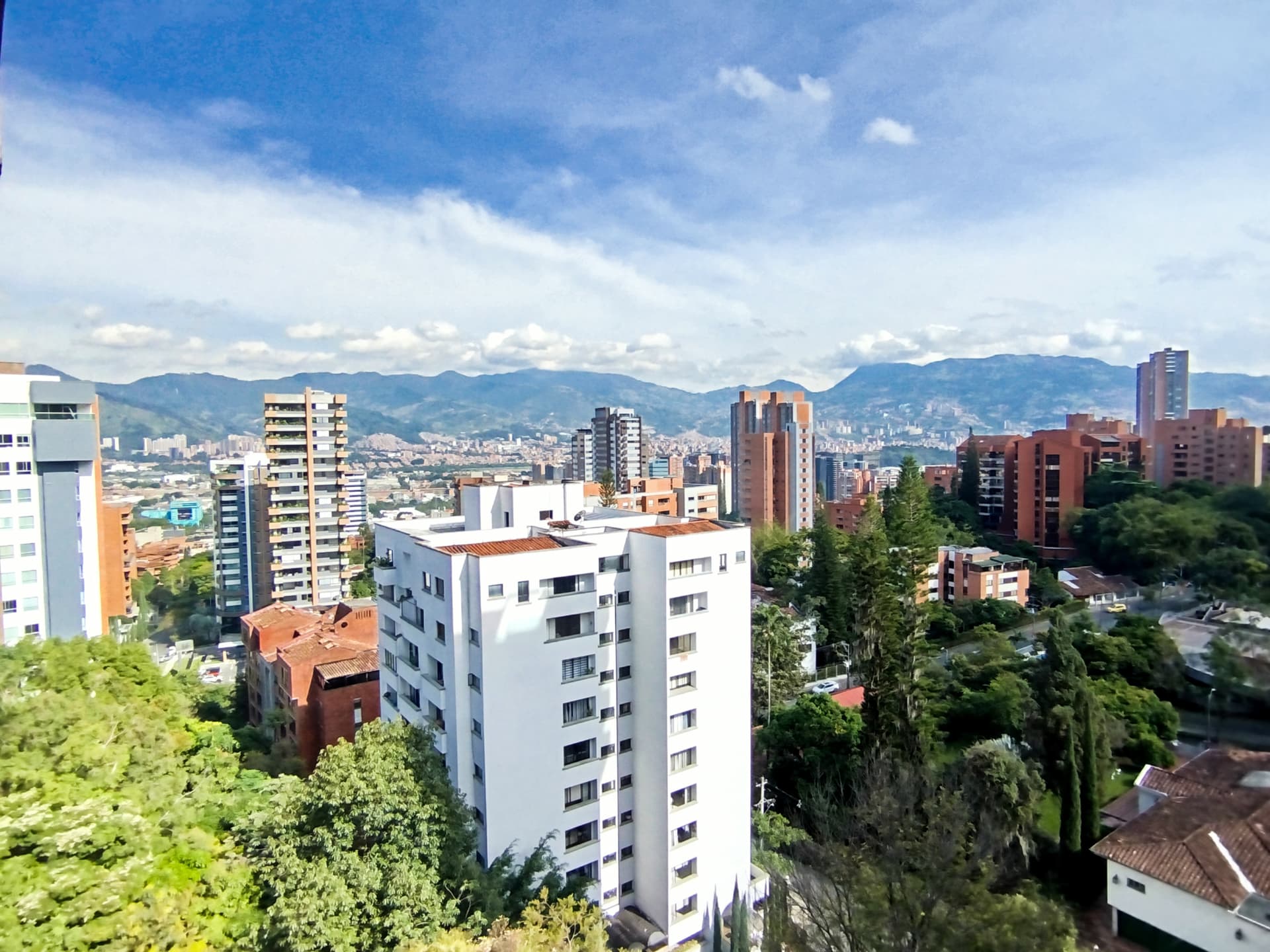 Apartamento en arriendo en Castropol, Poblado, Medellín — foto 1 de 20