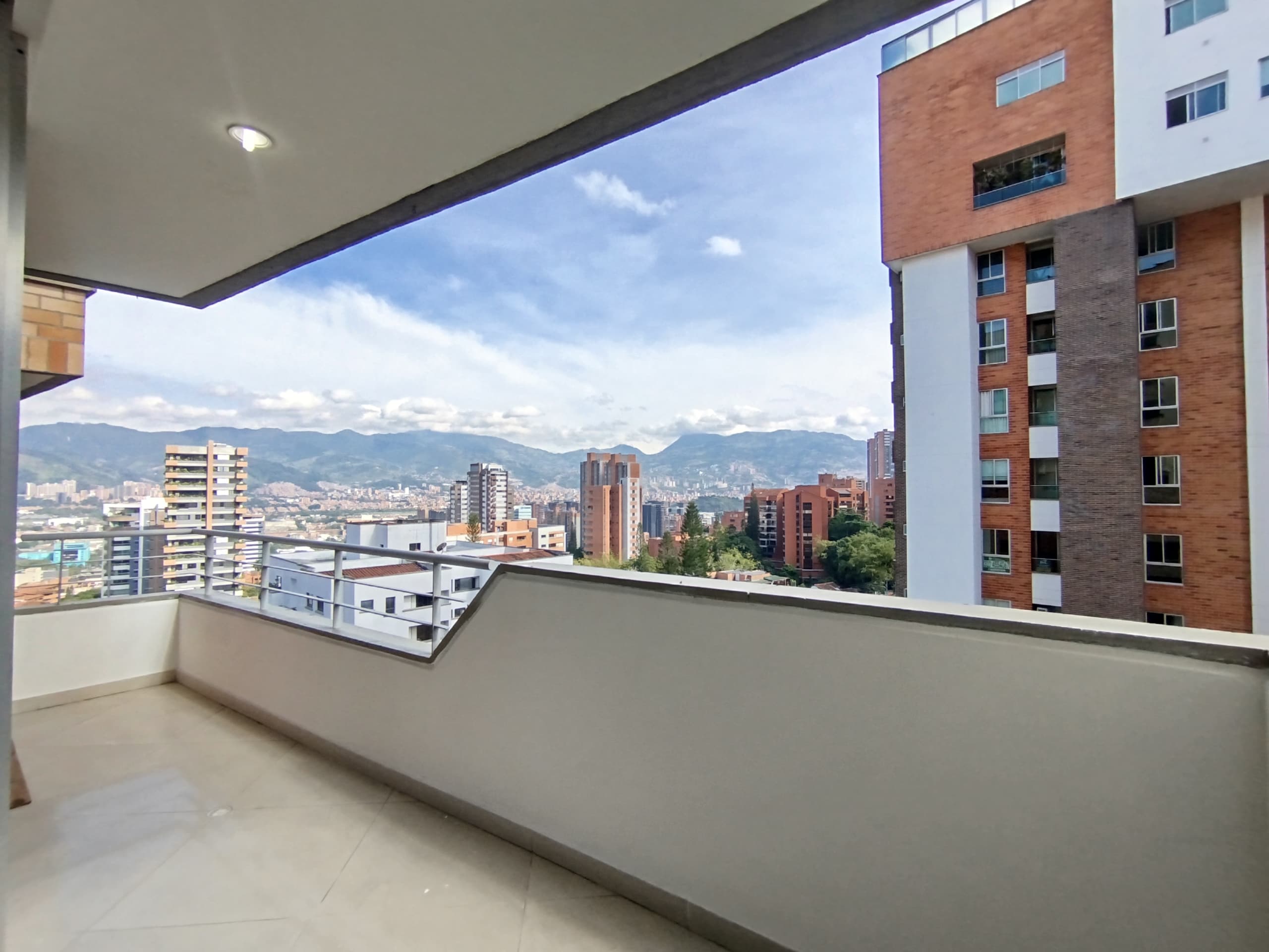 Apartamento en arriendo en Castropol, Poblado, Medellín — foto 3 de 20