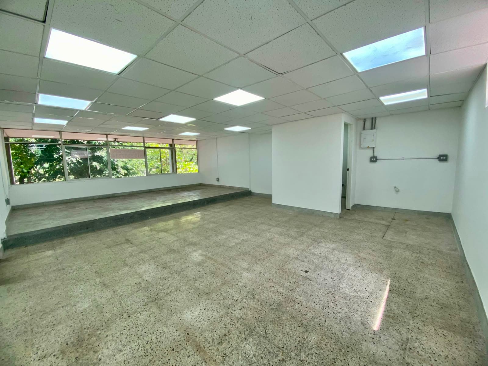 Local en arriendo en Nueva Villa Del Aburrá, Belen, Medellín — foto 1 de 12