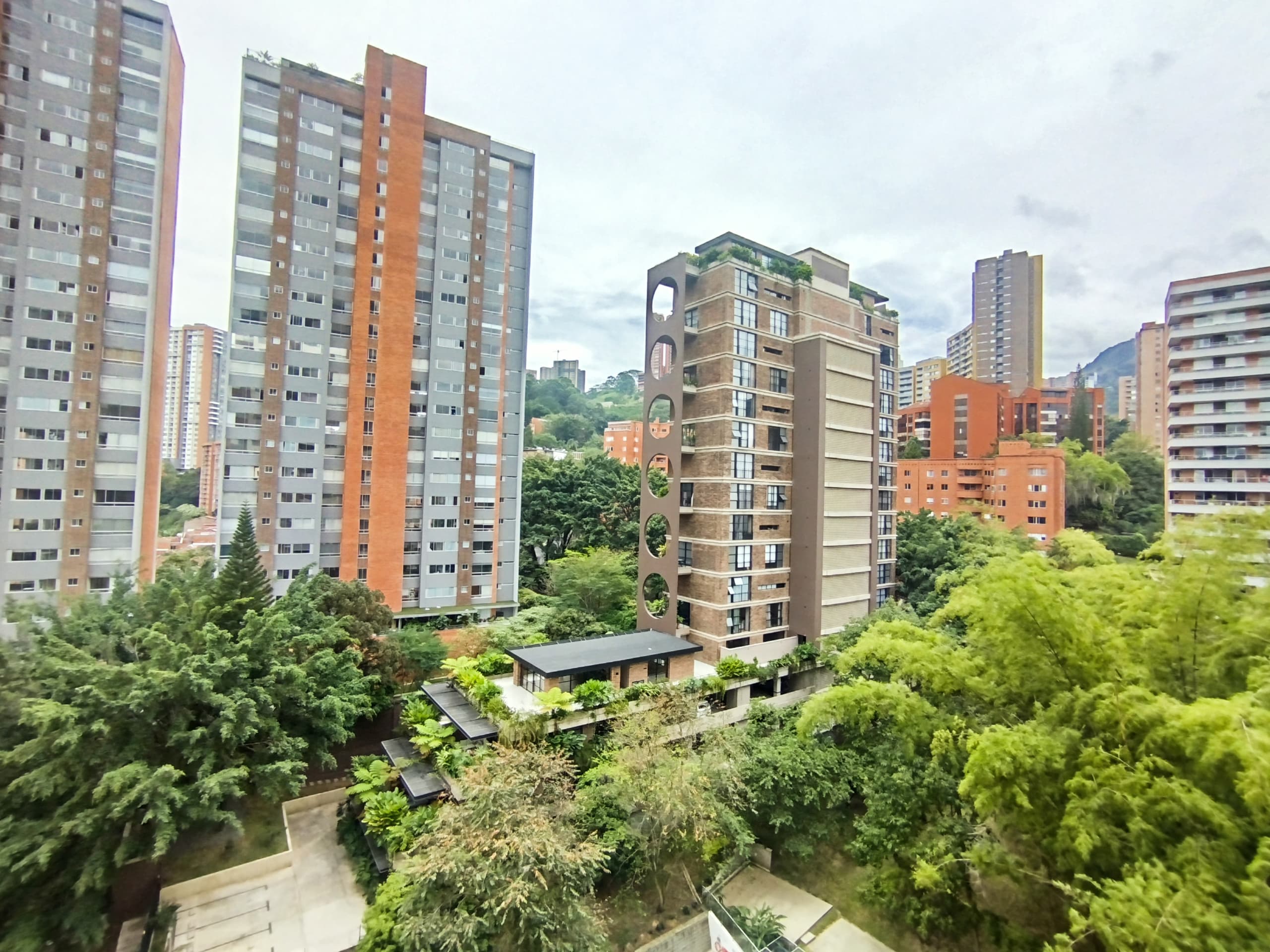 Apartamento en arriendo en Castropol, Poblado, Medellín — foto 1 de 20