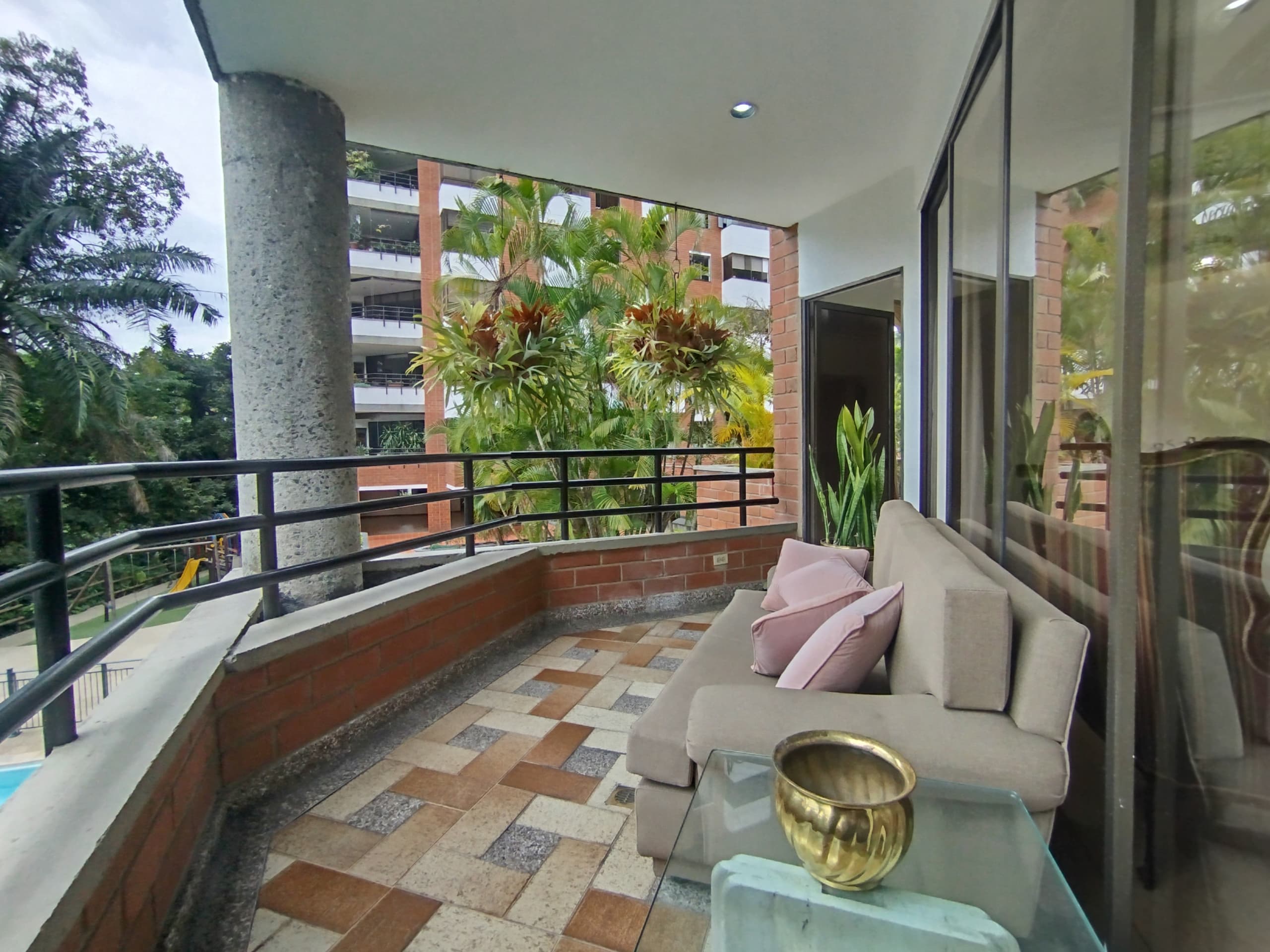 Apartamento en arriendo en La Tomatera, Poblado, Medellín — foto 2 de 20