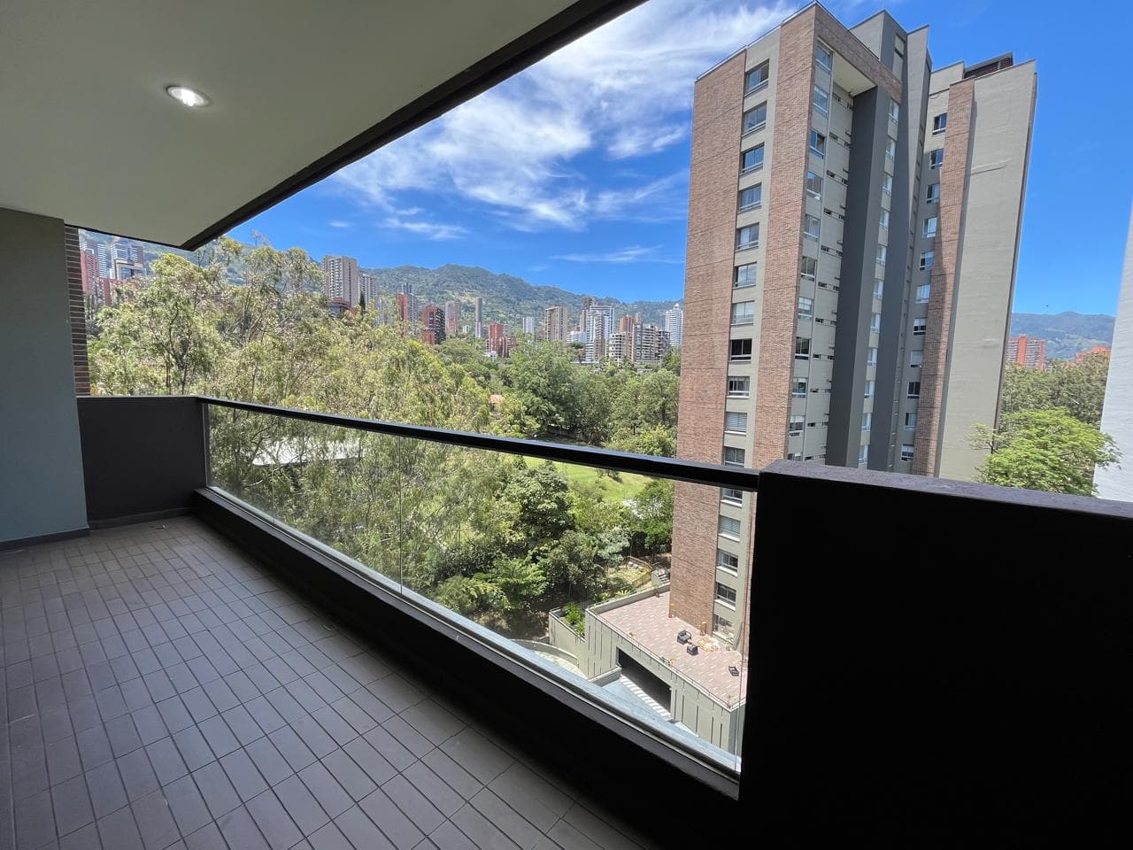 Apartamento en arriendo en Los Balsos, Poblado, Medellín — foto 2 de 20