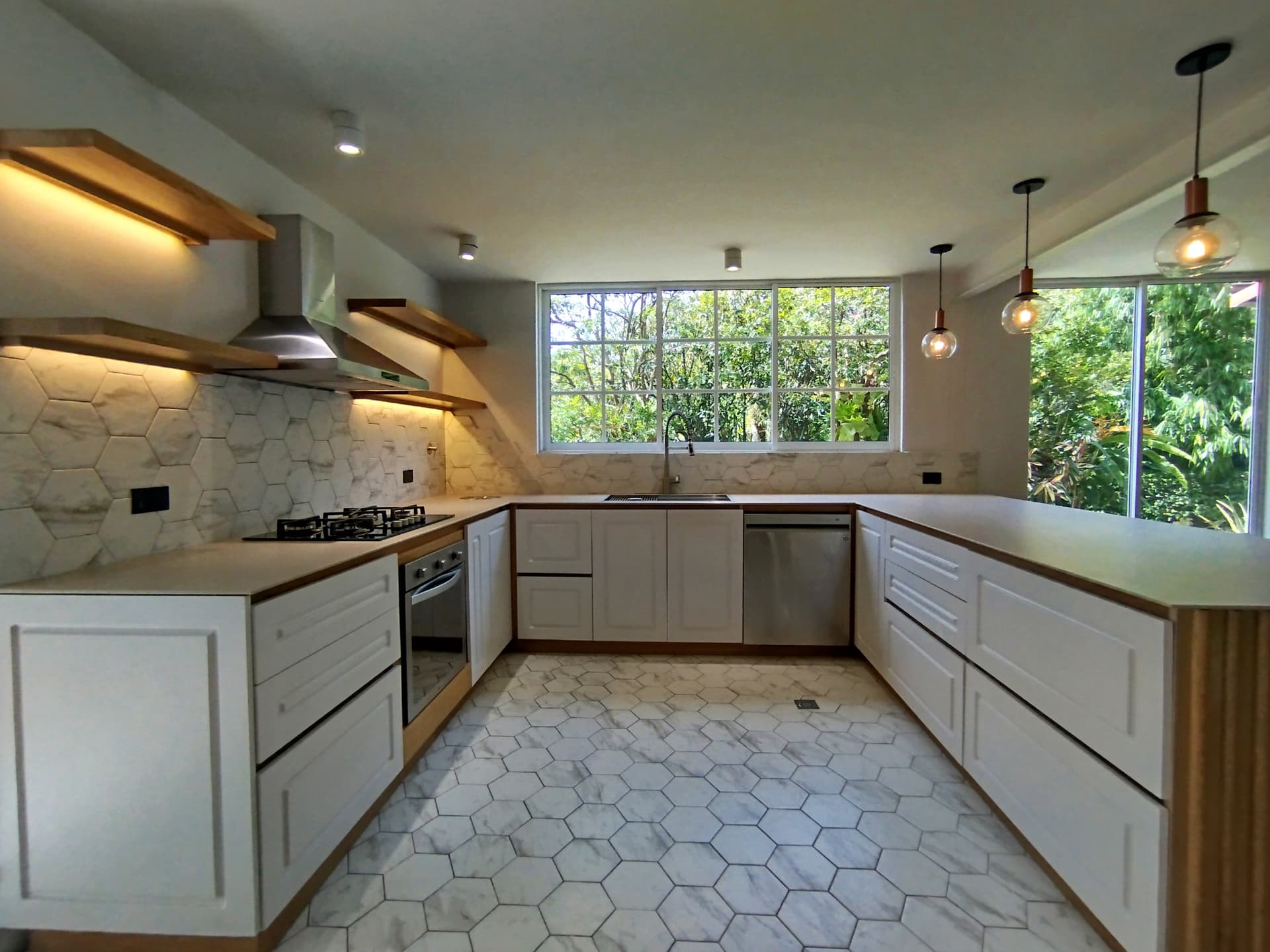 Casa Vivienda en arriendo en San Lucas, Poblado, Medellín — foto 1 de 20
