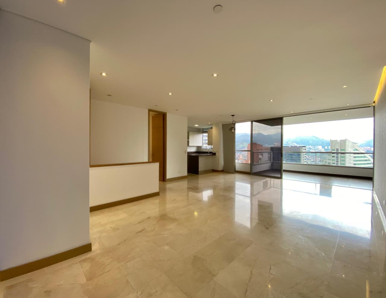 Apartamento en arriendo en La Tomatera, Poblado, Medellín — foto 1 de 20