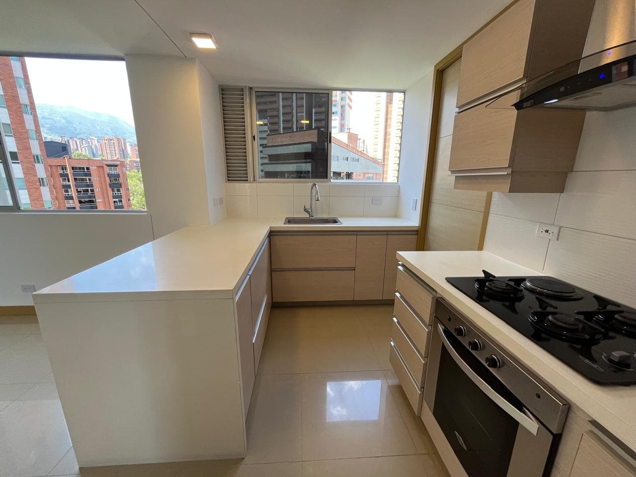 Apartamento en arriendo en Santa María De Los Ángeles, Poblado, Medellín — foto 1 de 20