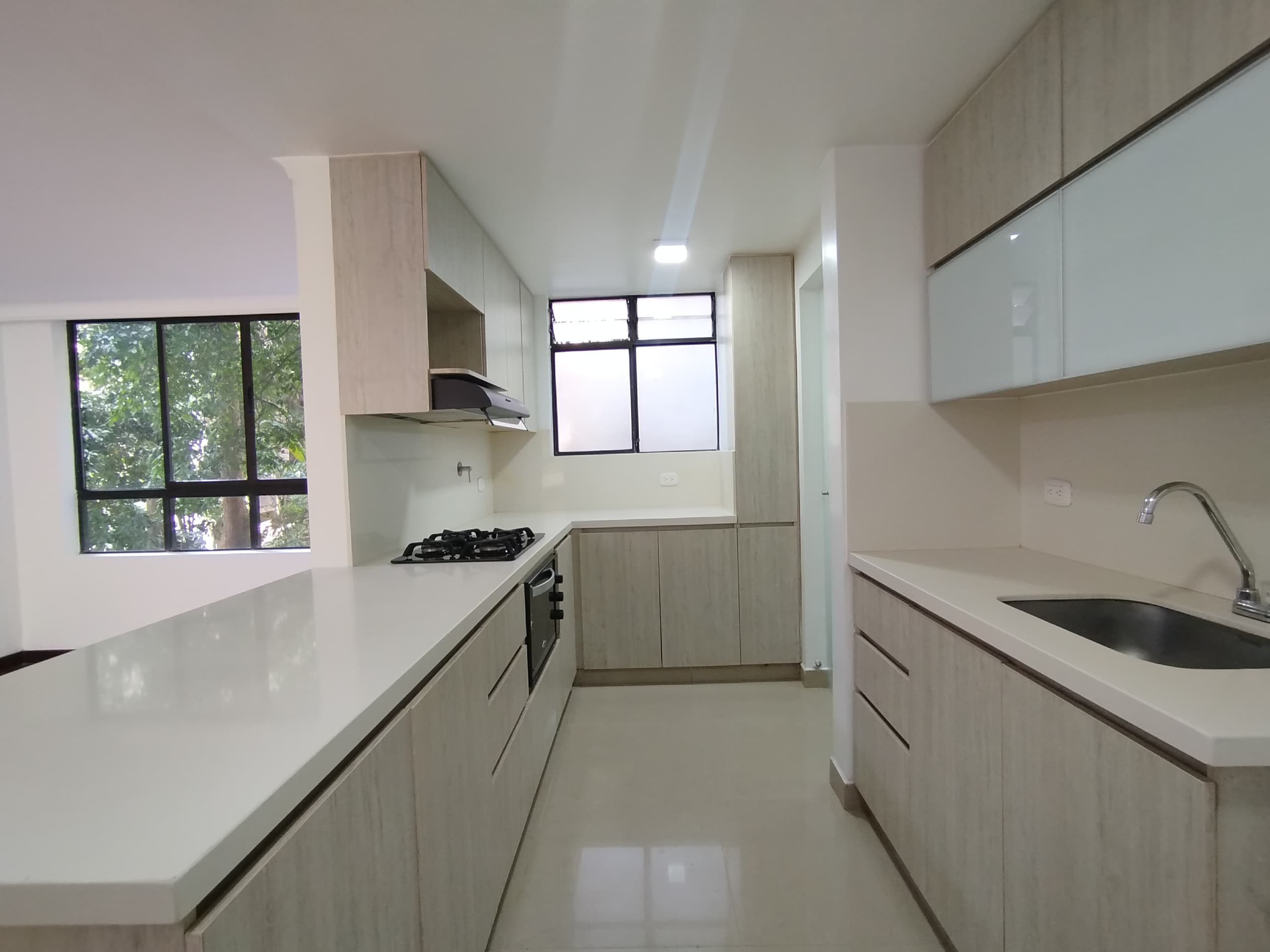 Apartamento en arriendo en La Tomatera, Poblado, Medellín — foto 1 de 20