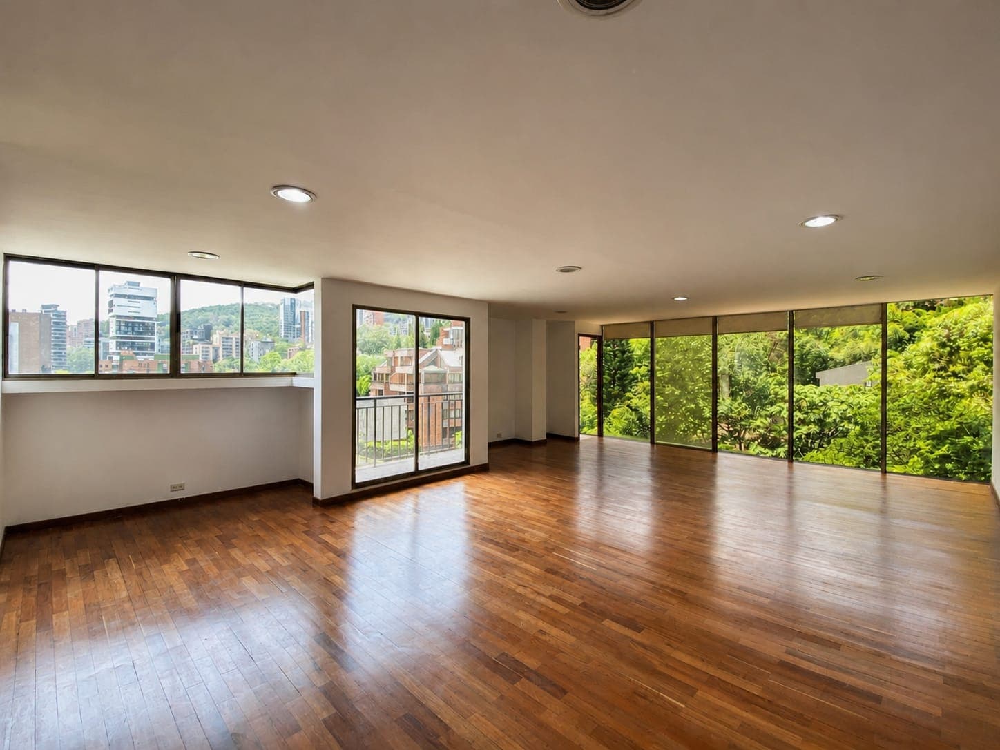 Oficina en arriendo en Transversal Inferior, Poblado, Medellín — foto 1 de 13