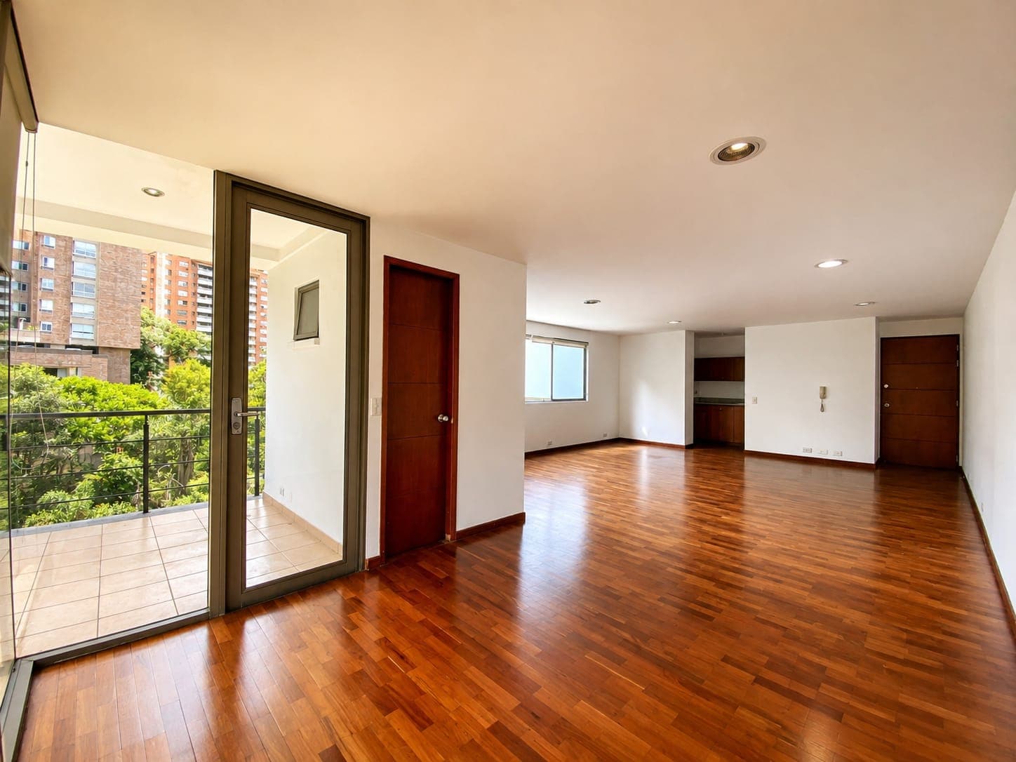 Oficina en arriendo en Transversal Inferior, Poblado, Medellín — foto 1 de 12
