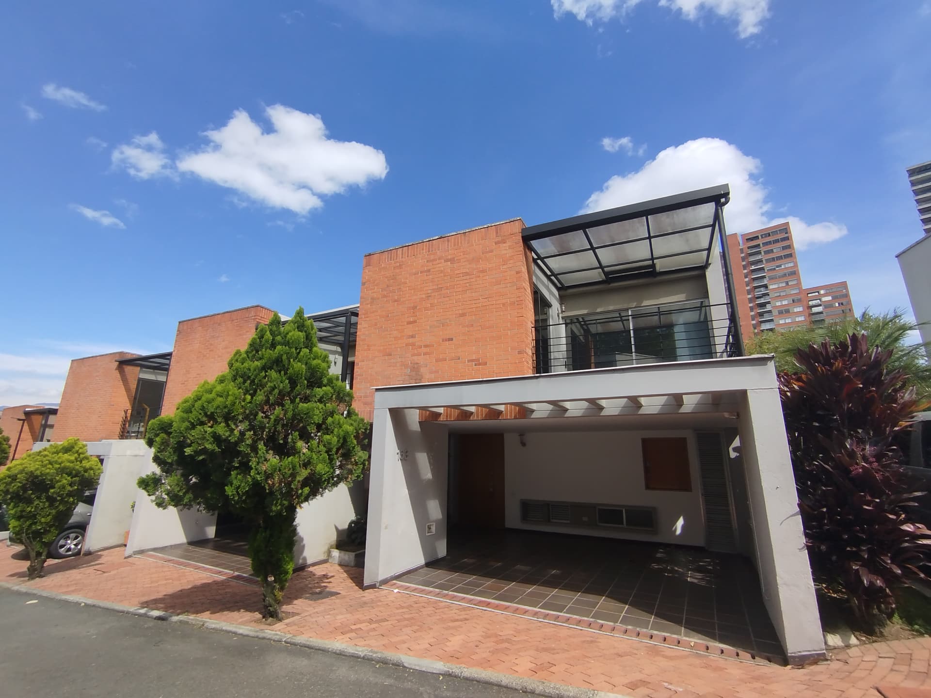 Casa Vivienda en arriendo en Las Palmas M, Poblado, Medellín — foto 1 de 20